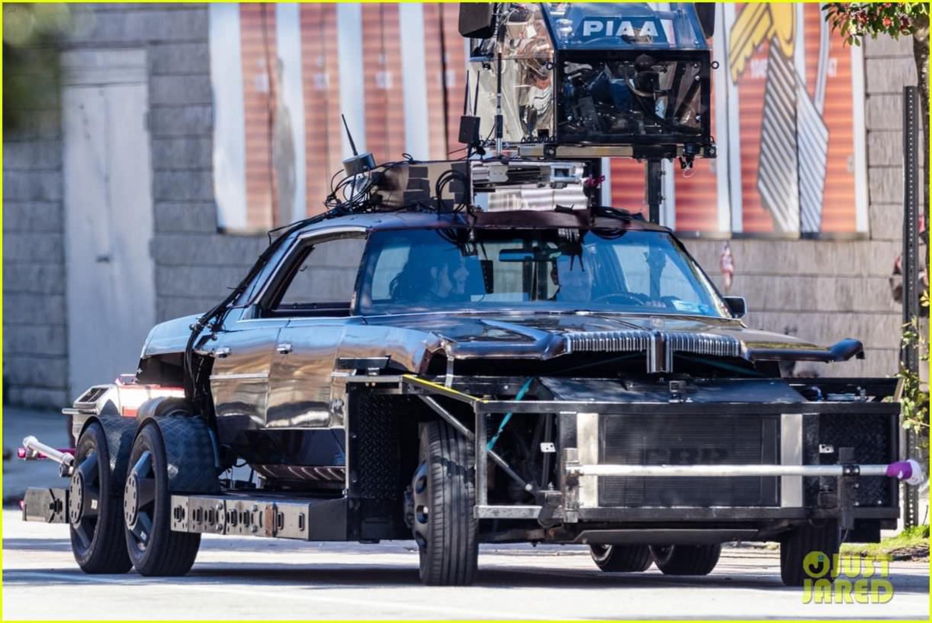 2021-2-hailee-steinfeld-jeremy-renner-continue-filming-hawkeye-in-atlanta-60