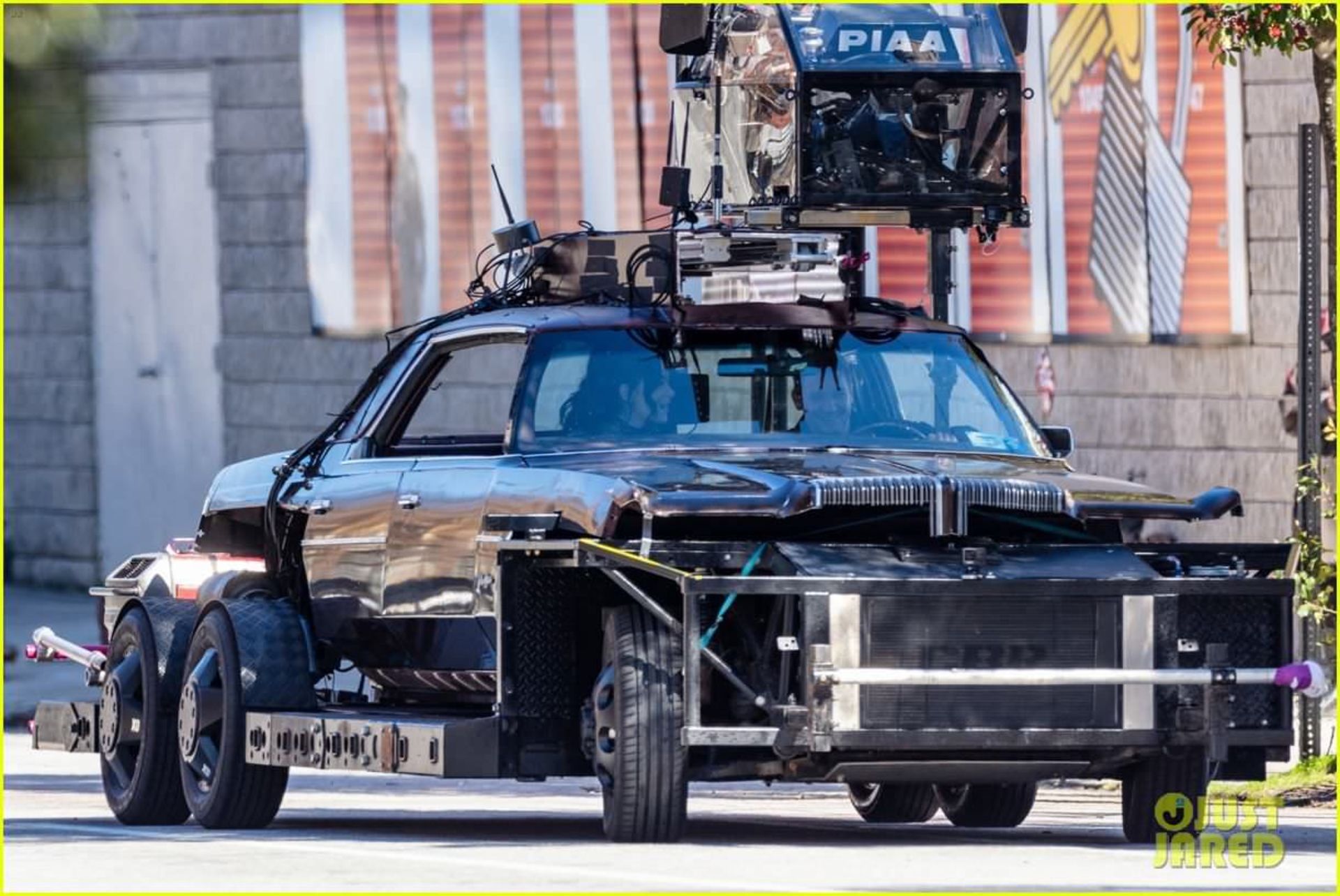 2021-2-hailee-steinfeld-jeremy-renner-continue-filming-hawkeye-in-atlanta-60