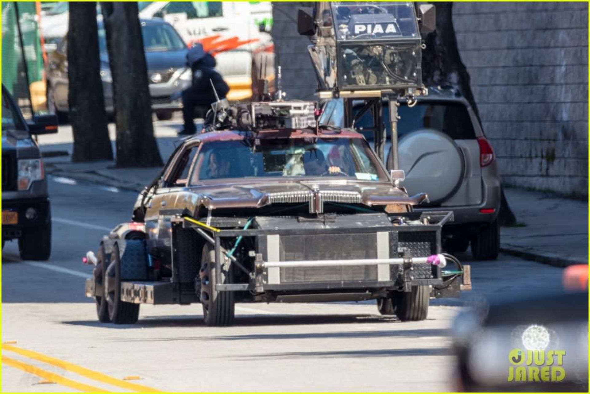 2021-2-hailee-steinfeld-jeremy-renner-continue-filming-hawkeye-in-atlanta-61