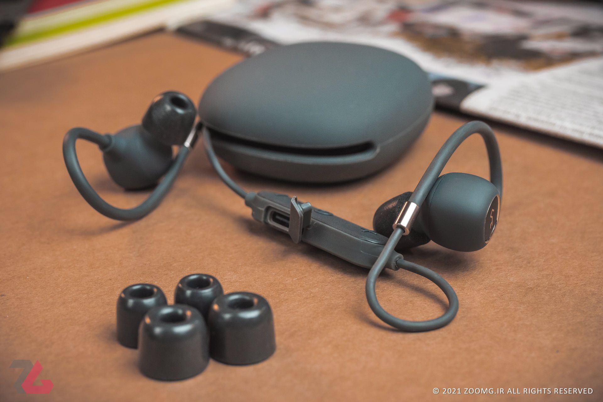 نمایی از هدفون Aukey و سری‌های فومی آن