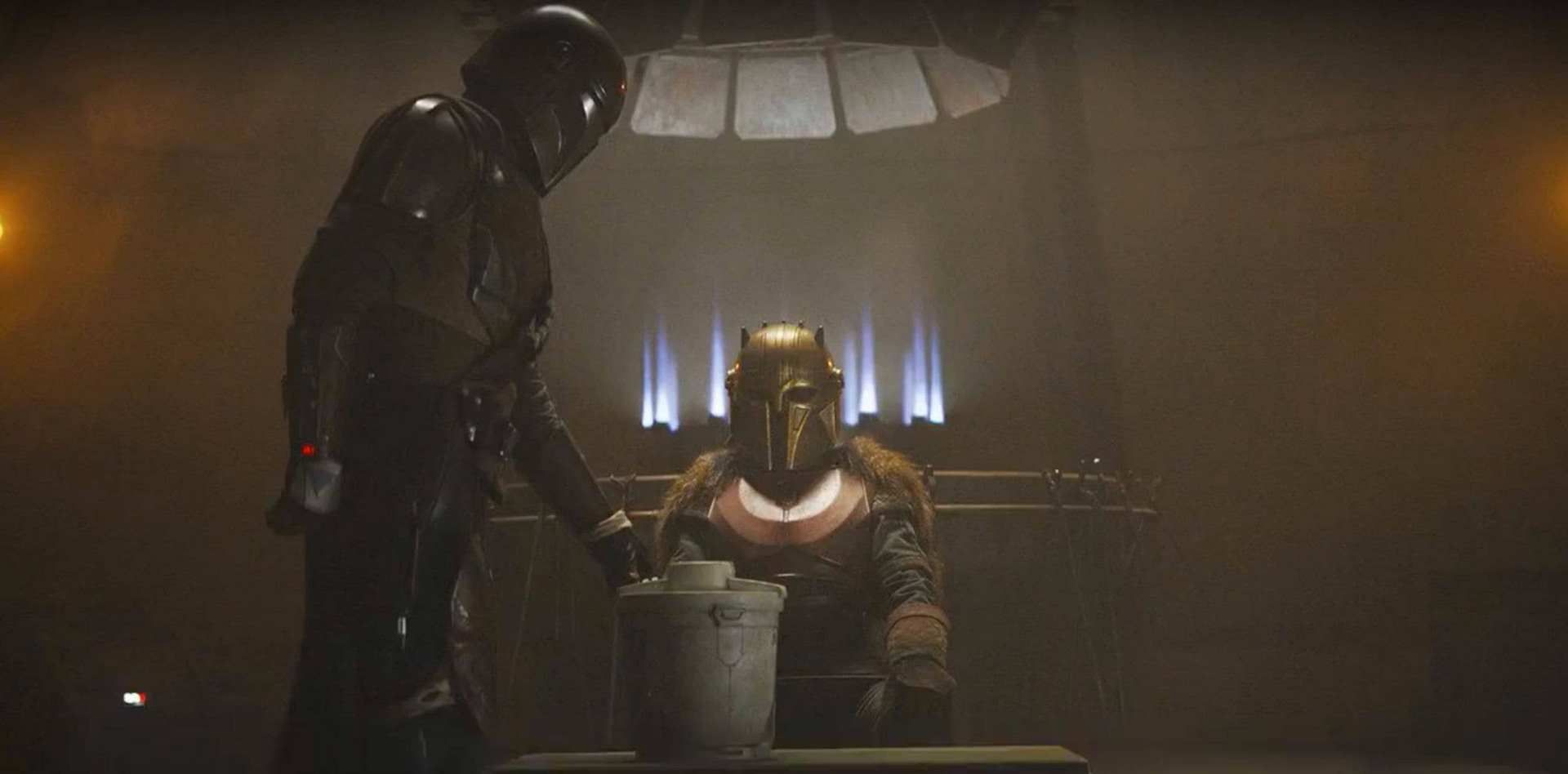 تصویری از شخص آهنگر و کاراکتر مندلورین در سریال The Mandalorian