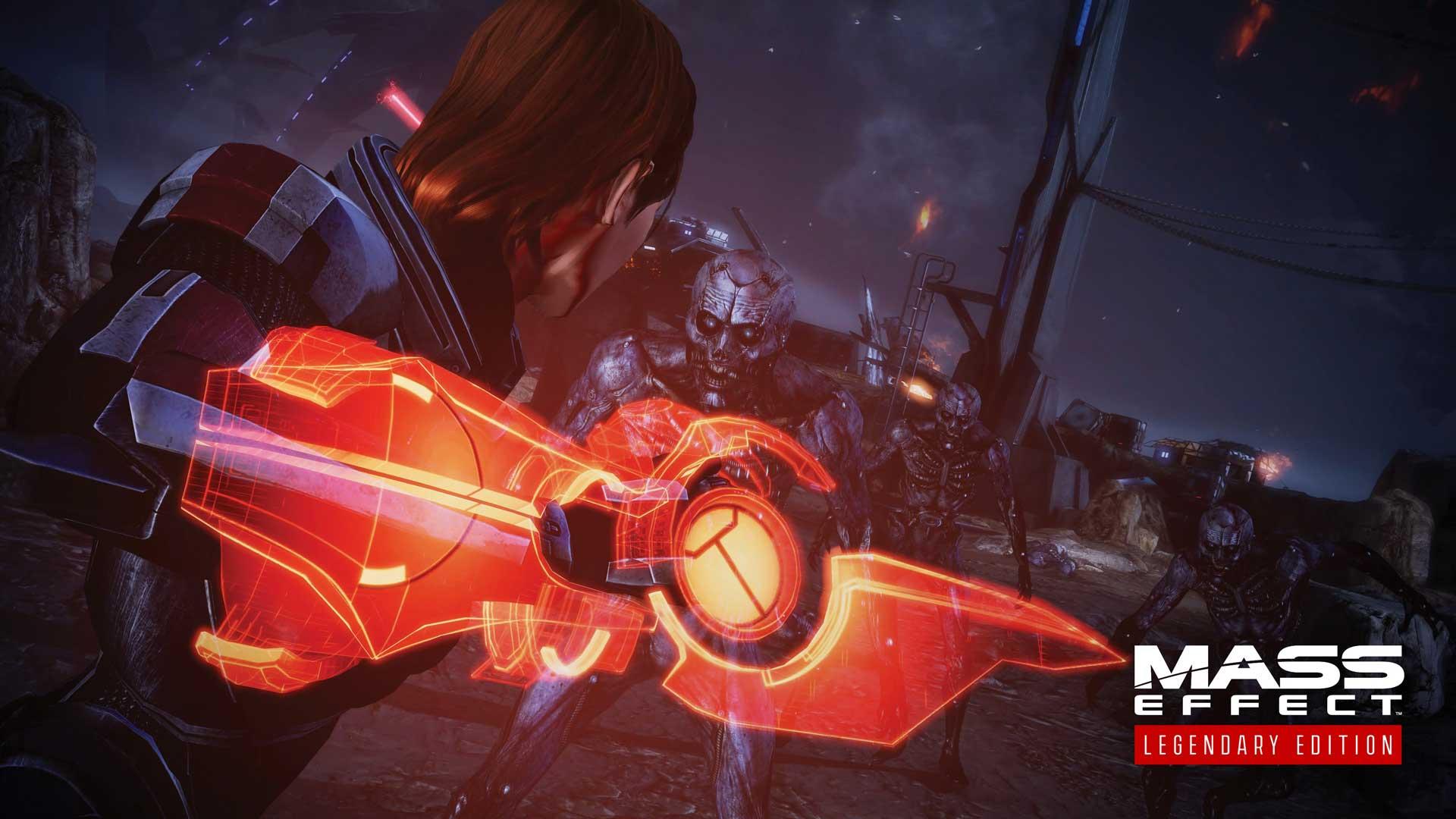 قهرمان زن مشغول مبارزه با دشمنان فضایی در بازی Mass Effect Legendary Edition