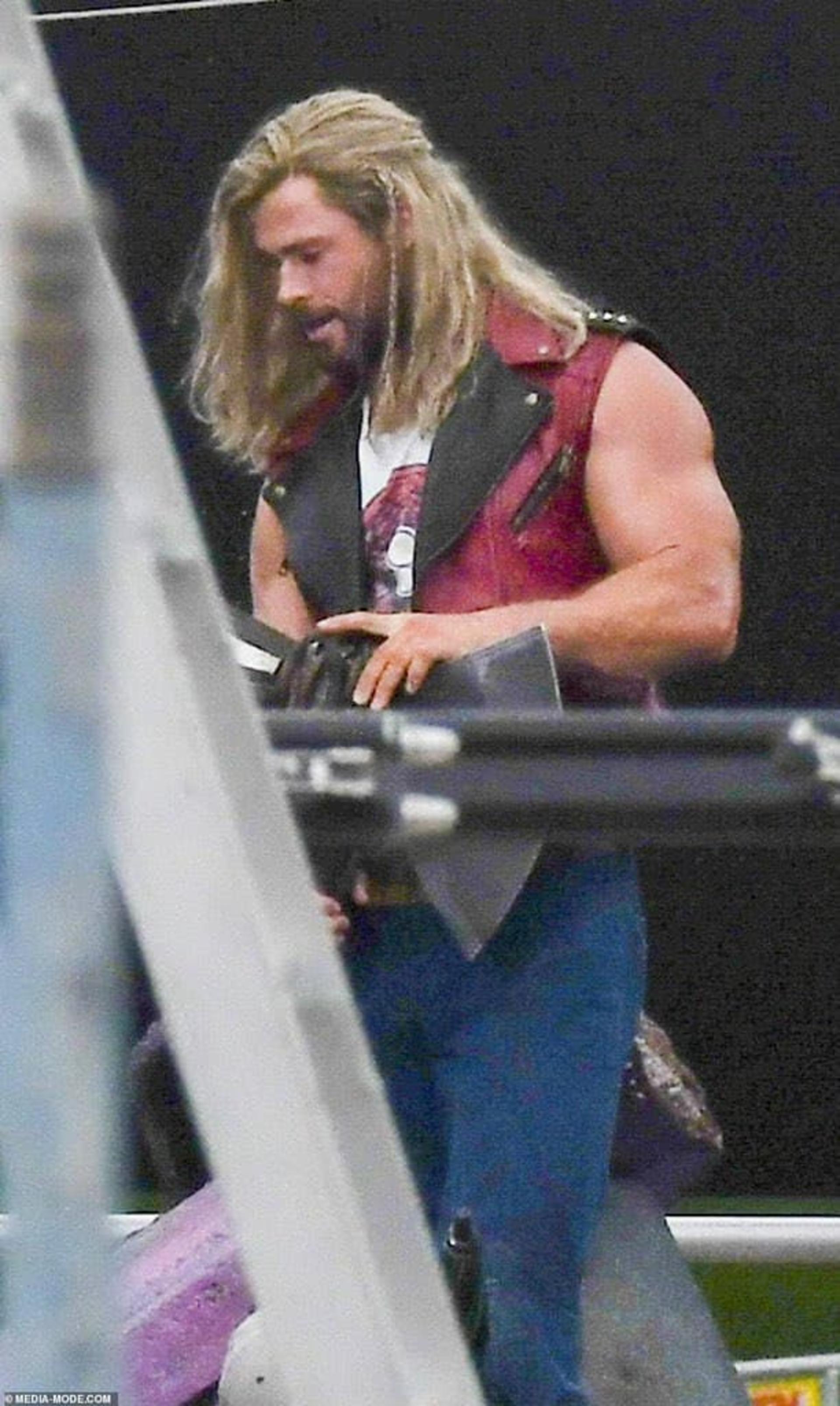 2021-2-thor-love-and-thunder-photos-leak-from-the-set-01