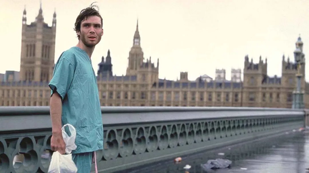 کیلین مورفی با لباس بیمارستان در شهر لندن در فیلم 28 Days Later