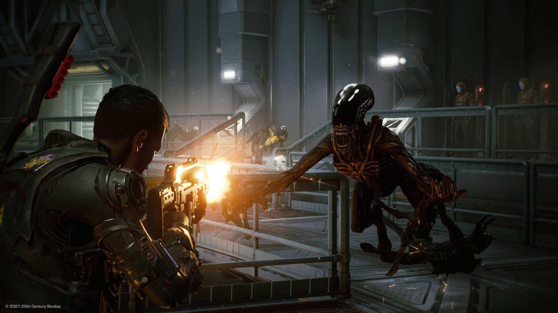 زنومورف عظیم الجثه مقابل شلیک های سرباز در بازی Aliens: Fireteam