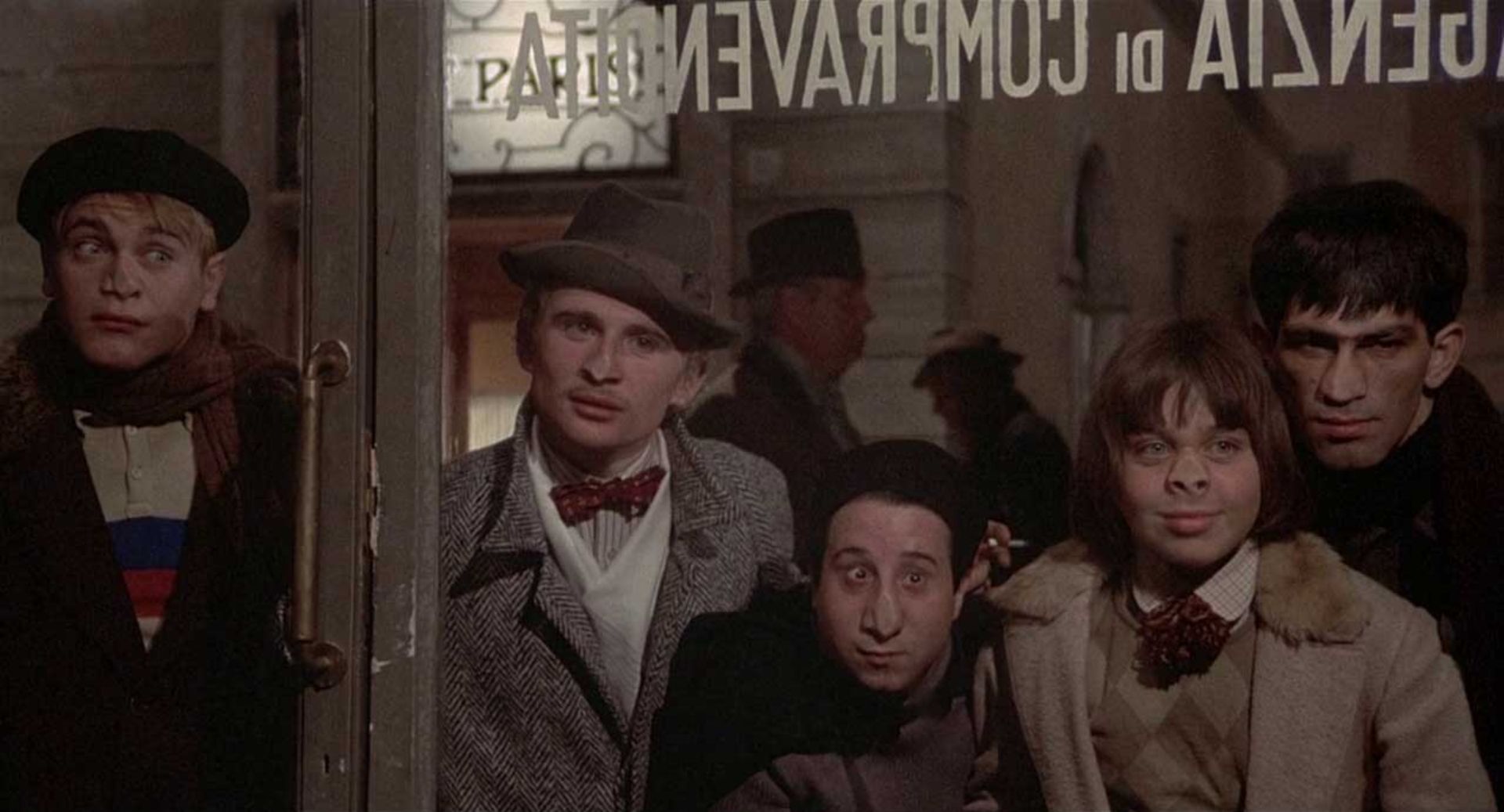 نگاه چند نفر به خیابان در فیلم Amarcord فدریکو فلینی