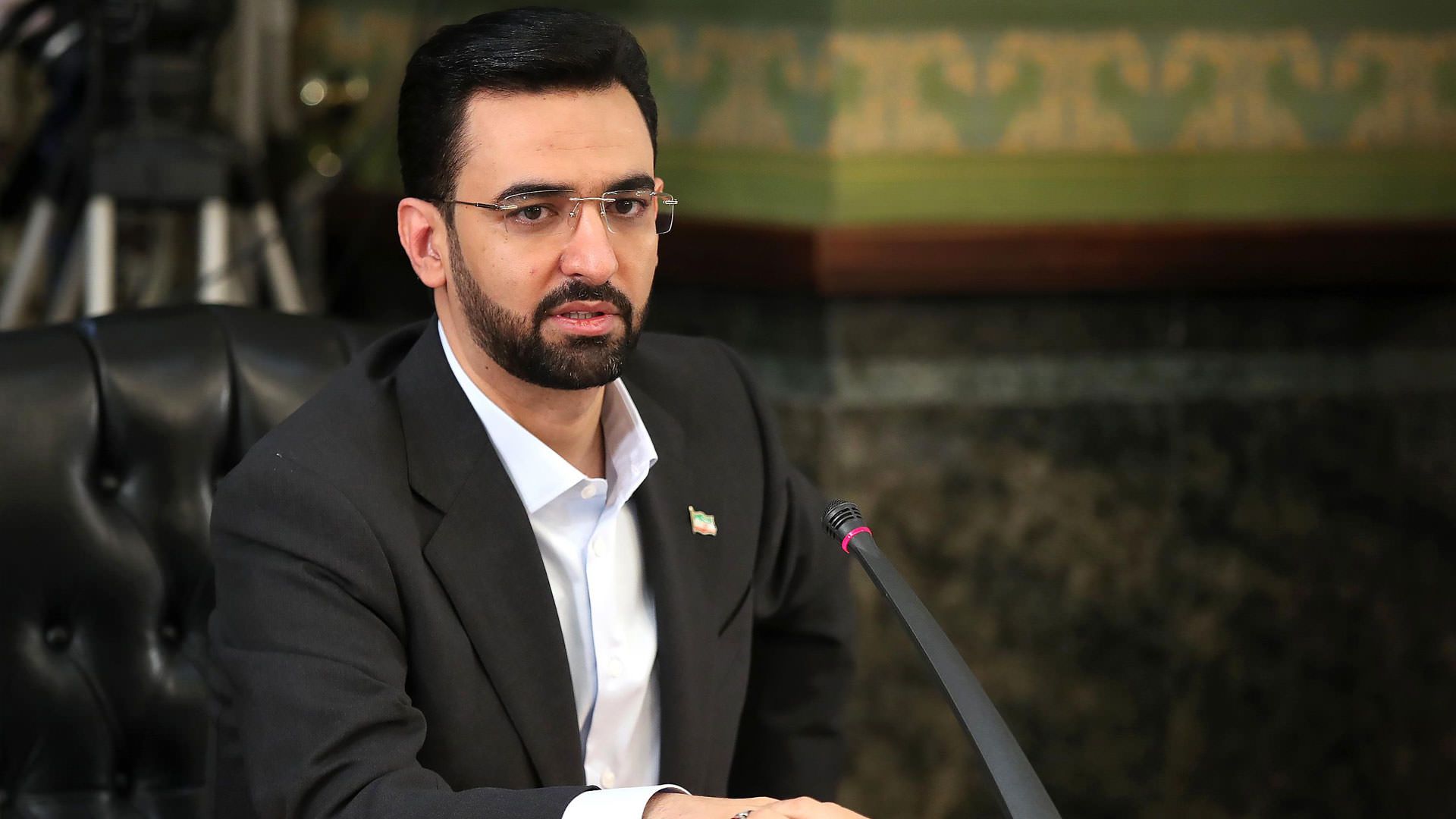 محمد جواد آذری جهرمی پشت تریبون