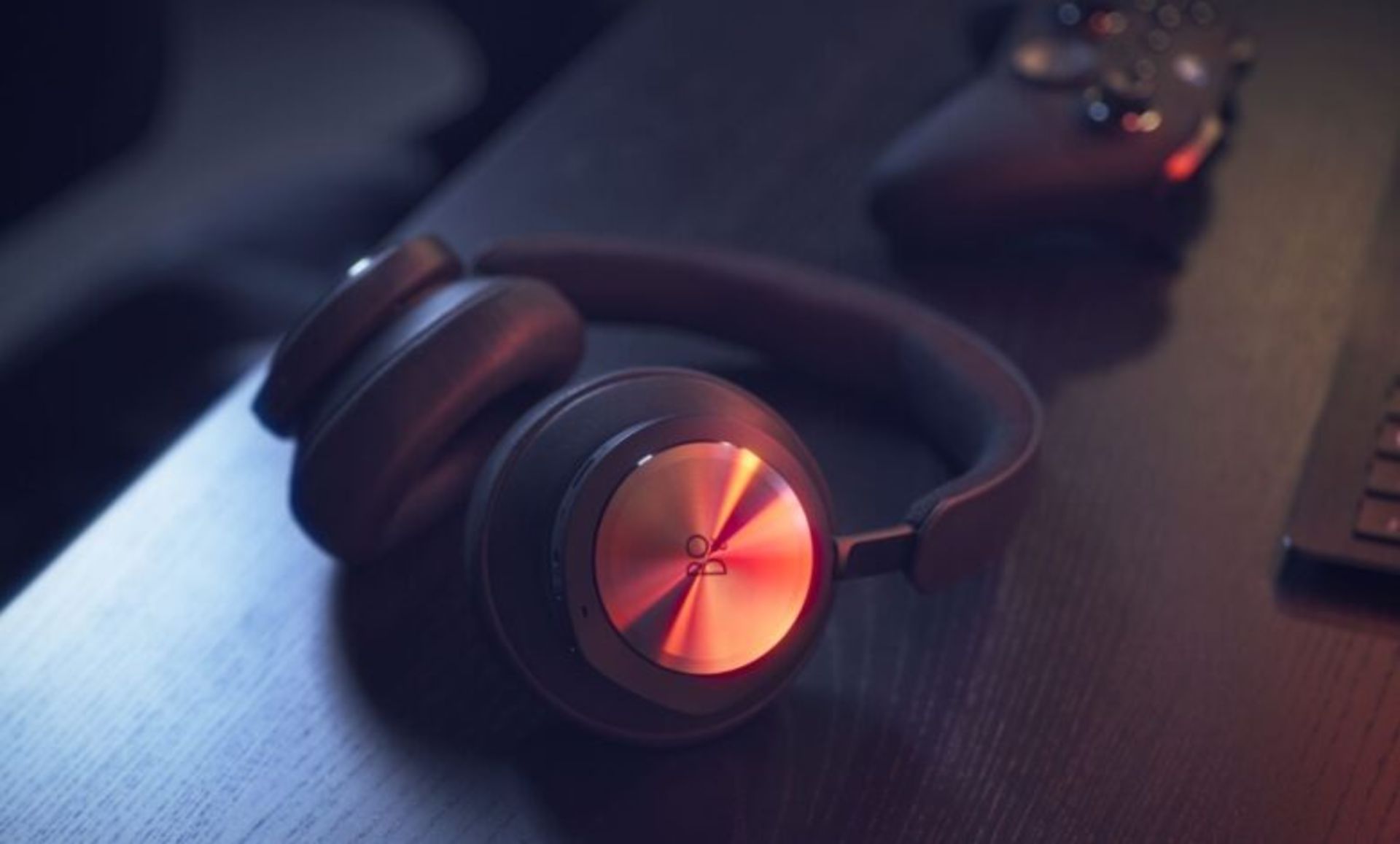 هدفون Beoplay Portal از شرکت Bang & Olufsen روی میز