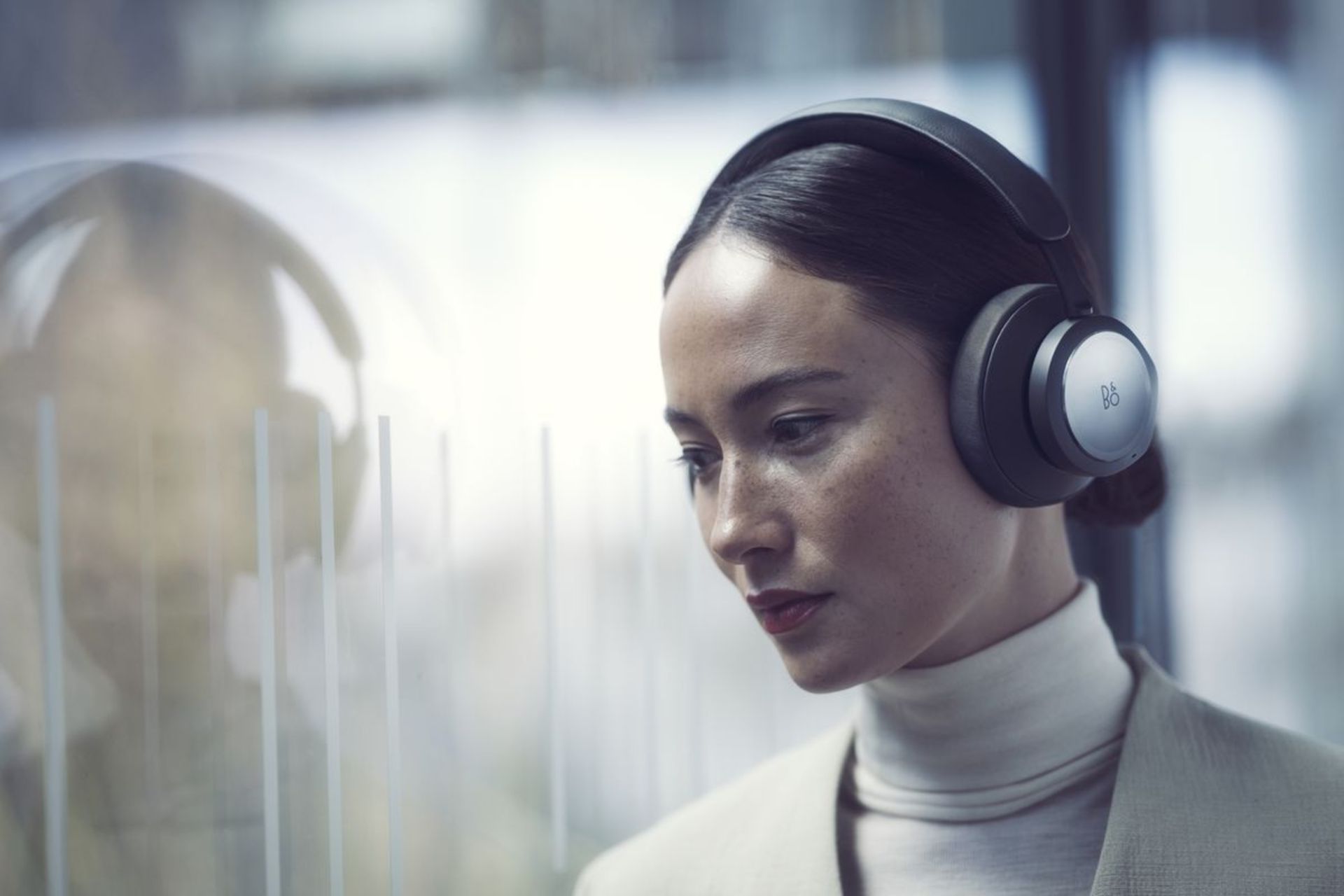 هدفون Beoplay Portal از شرکت Bang & Olufsen روی گوش