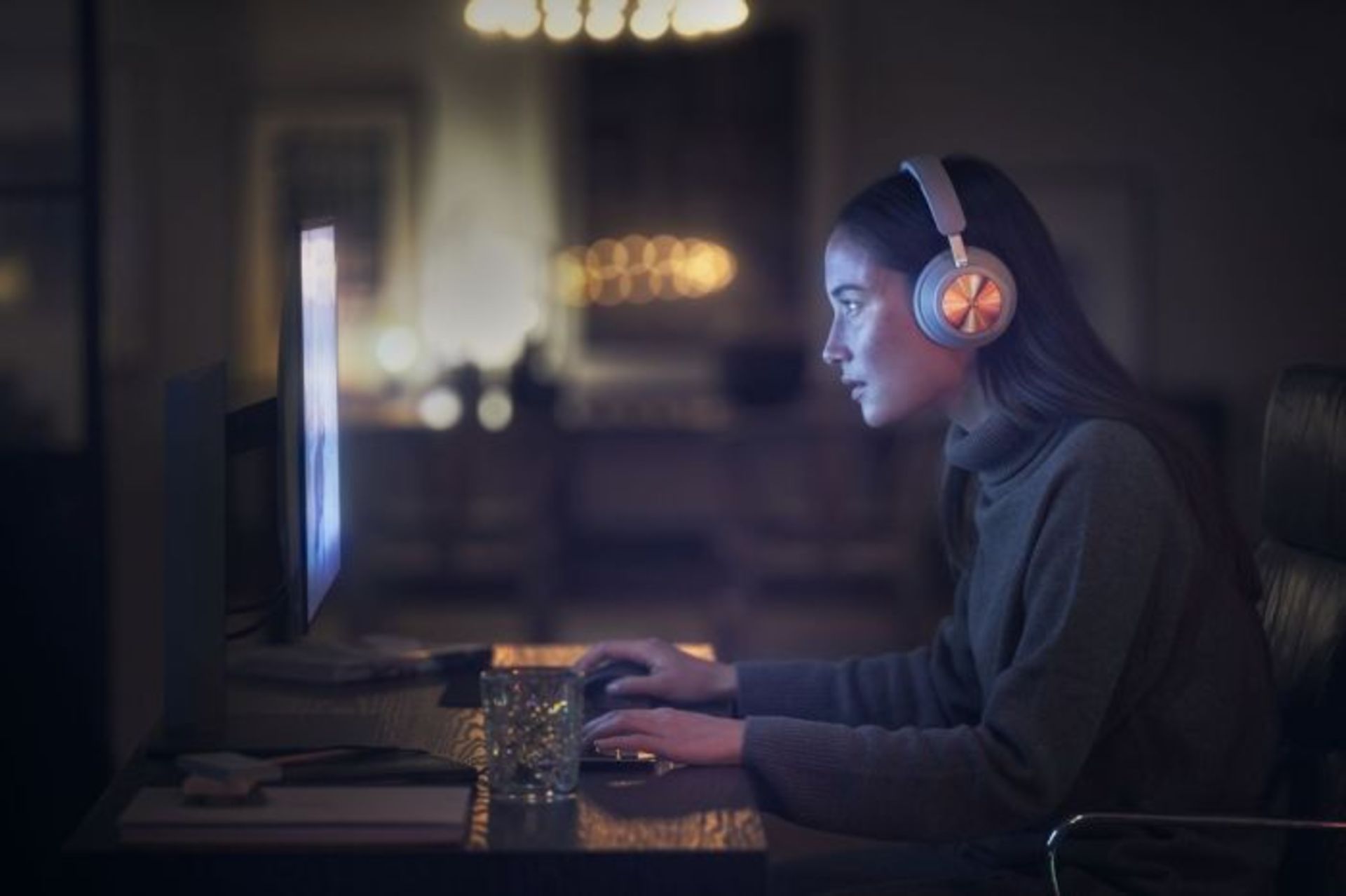 هدفون Beoplay Portal از شرکت Bang & Olufsen روی گوش