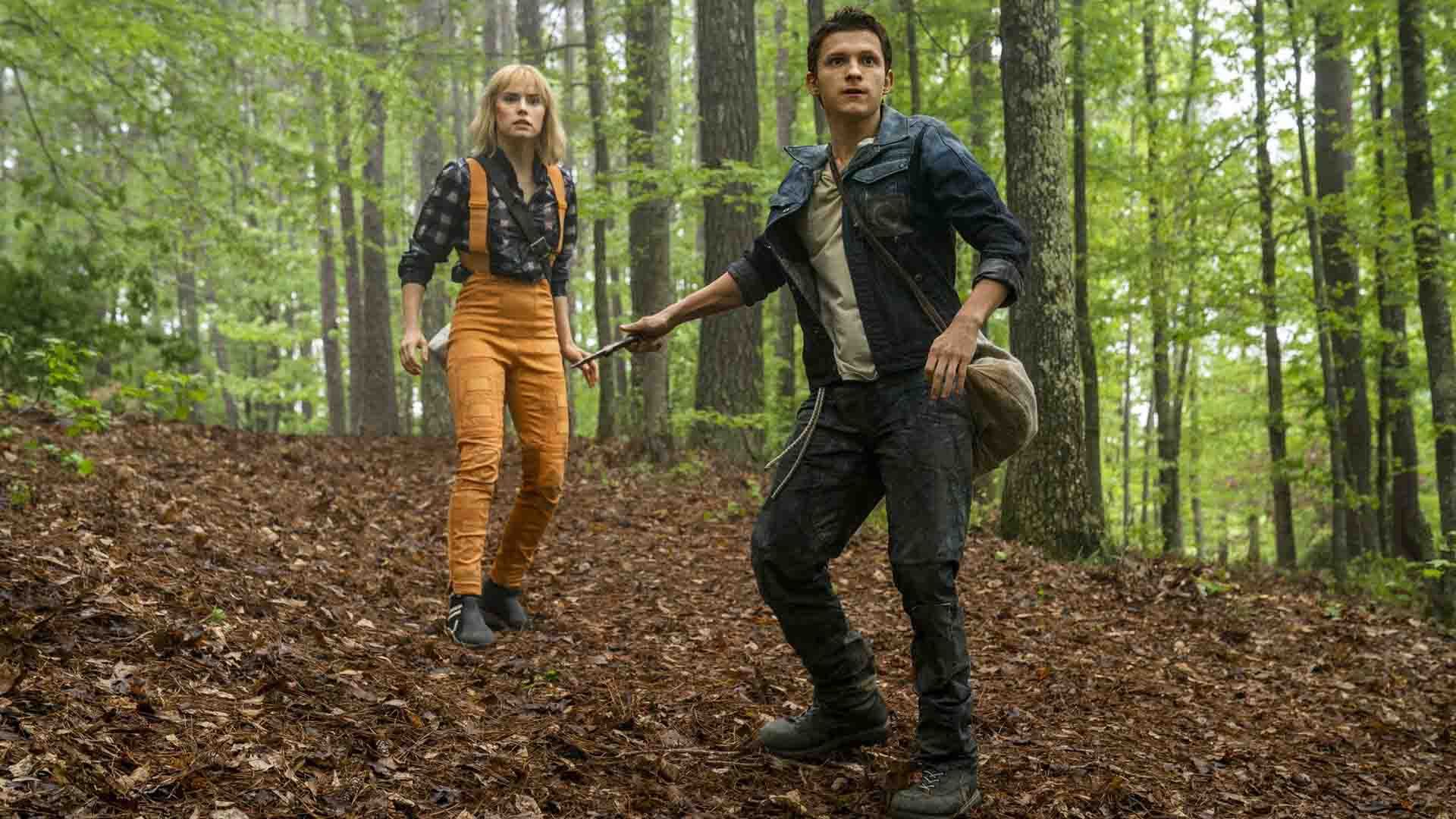 تام هالند و دیزی ریدلی در جنگل در فیلم Chaos Walking