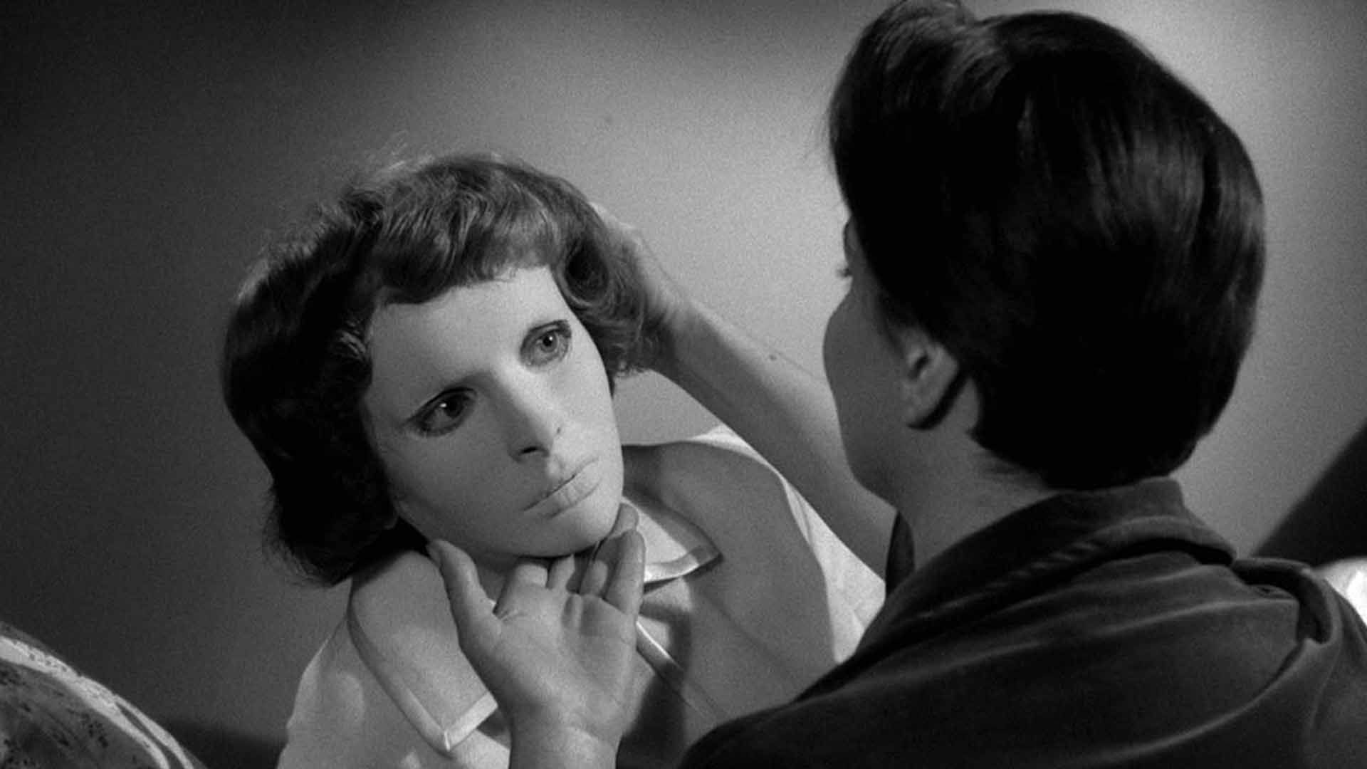 ادیت اسکوب به همراه یک ماسک مخصوص در فیلم Eyes Without a Face