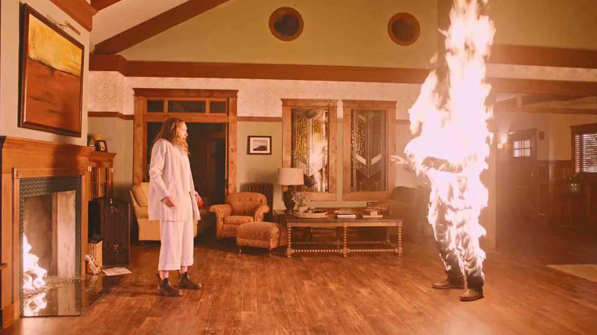 تونی کولت به همراه مردی آتش گرفته در فیلم Hereditary