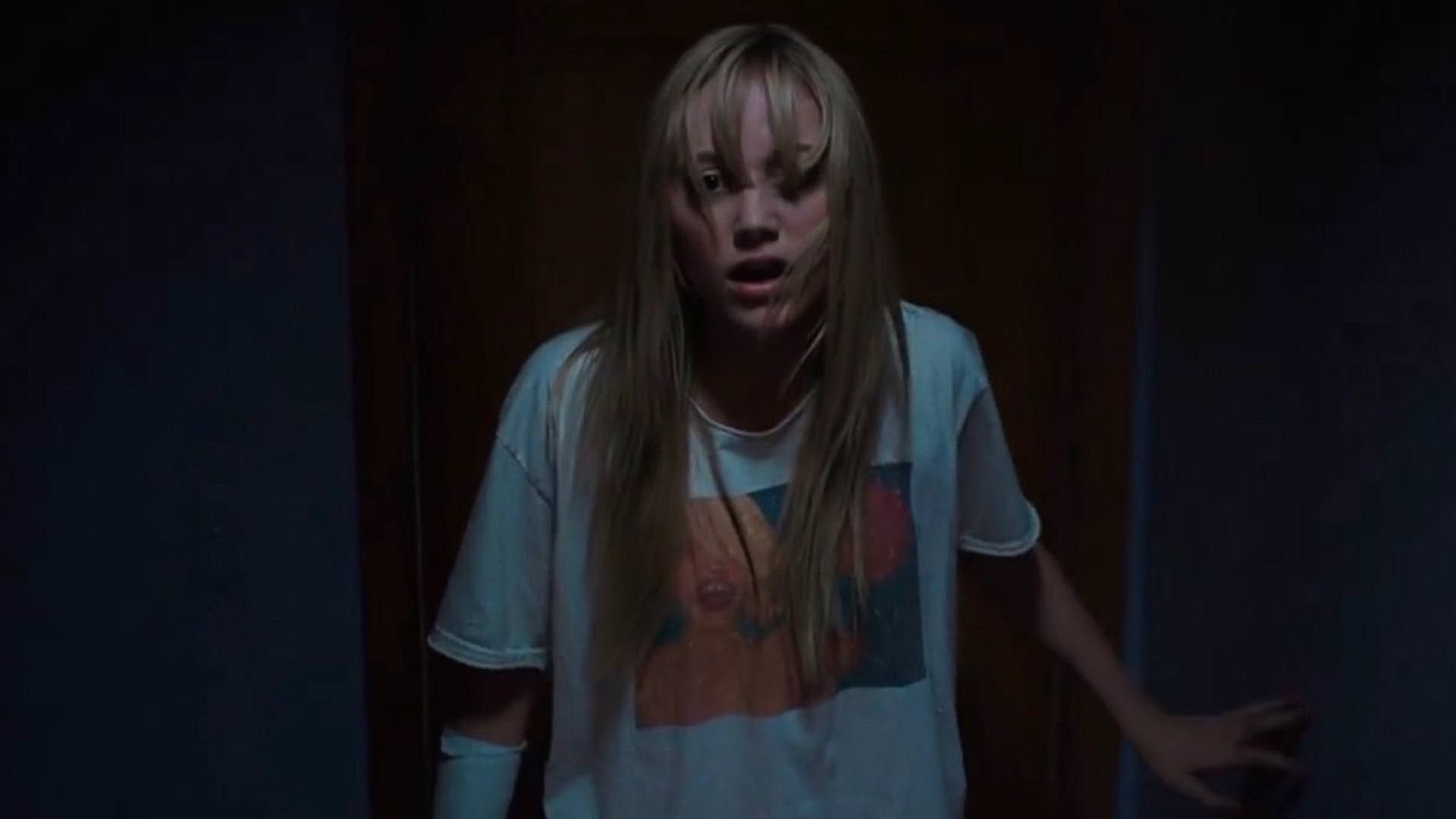 مایکا مونرو در فیلم It Follows به شدت ترسیده است