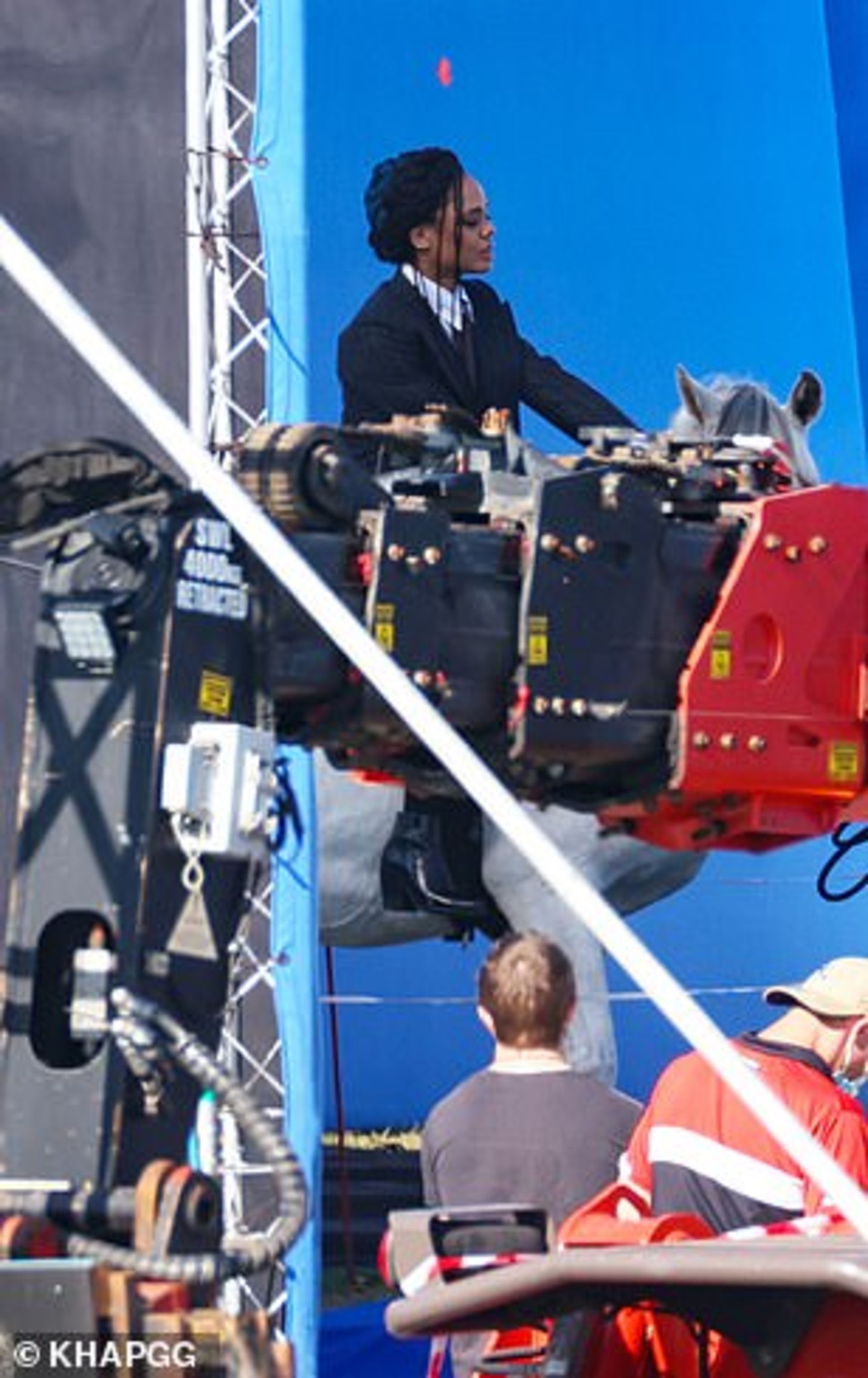 2021-3-new-thor-love-and-thunder-set-photos-feature-jane-foster-valkyrie-19