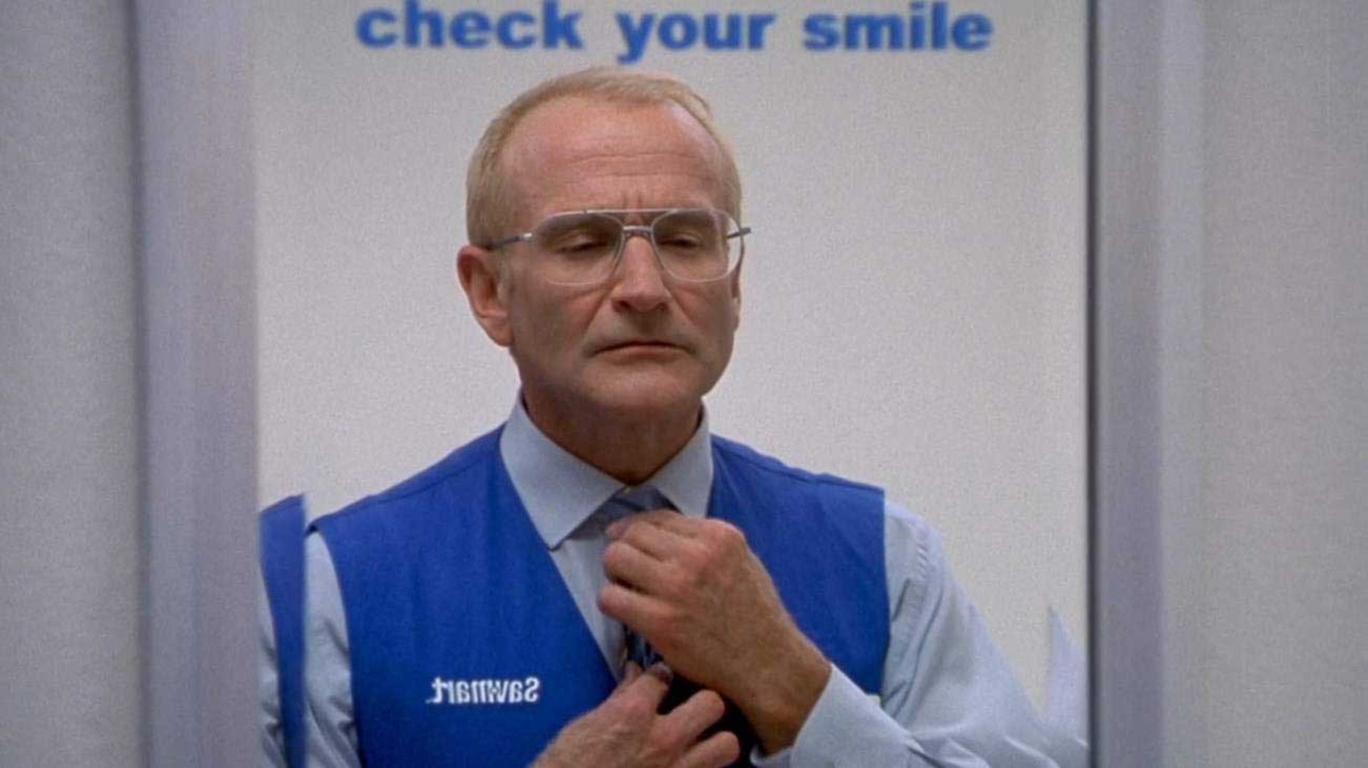 رابین ویلیامز در حال درست کردن لباس خود جلو آینه در فیلم One Hour Photo