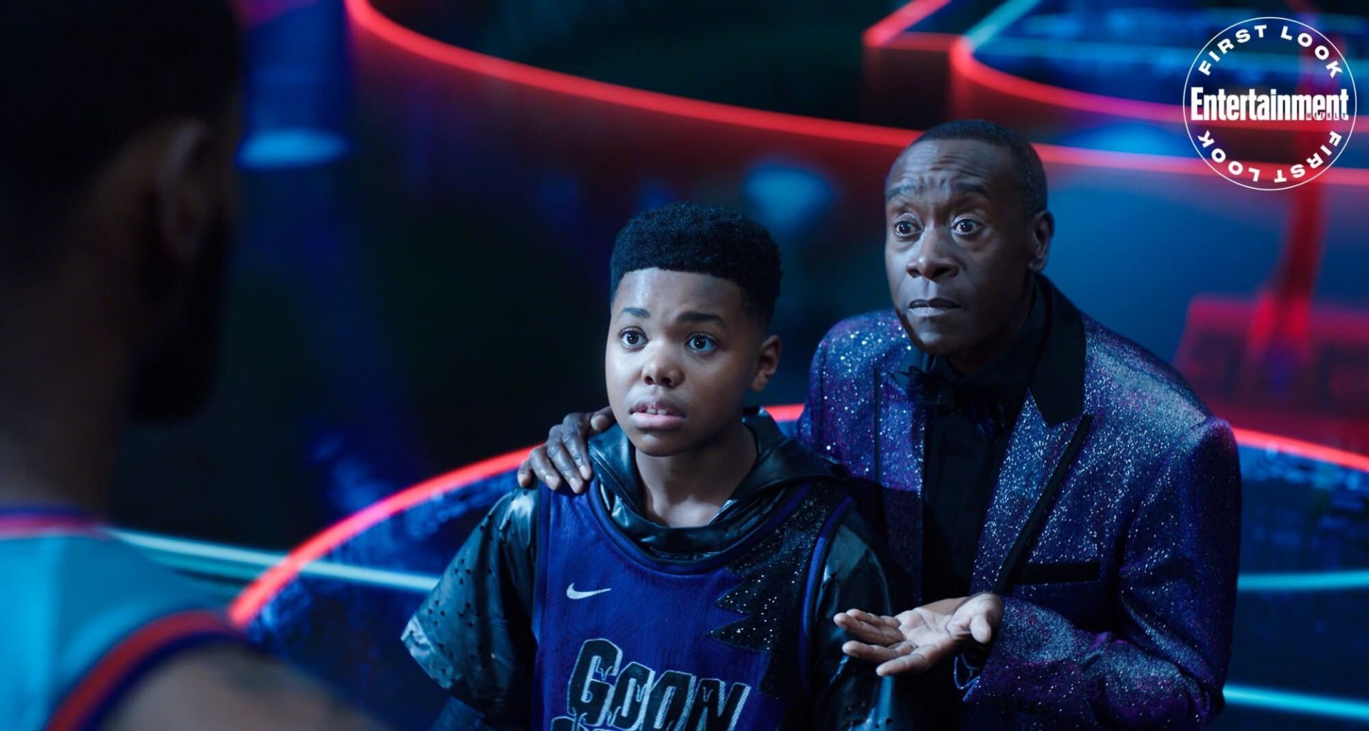 دان چیدل و سدریک جو در حال صحبت با لبران جیمز در فیلم Space Jam: A New Legacy 
