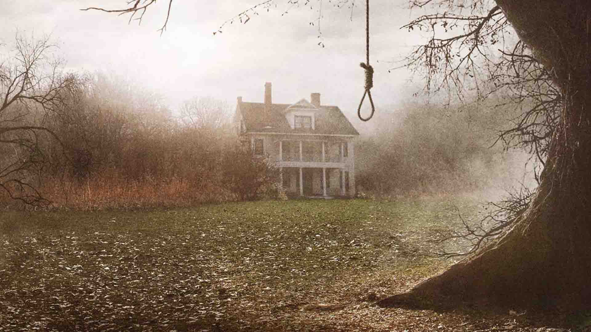 یک خانه روستایی در مه و طناب دار در فیلم The Conjuring