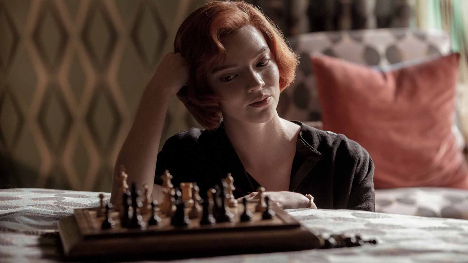 آنیا تیلور جوی در حال نگاه کردن به شطرنج در مینی سریال The Queen's Gambit