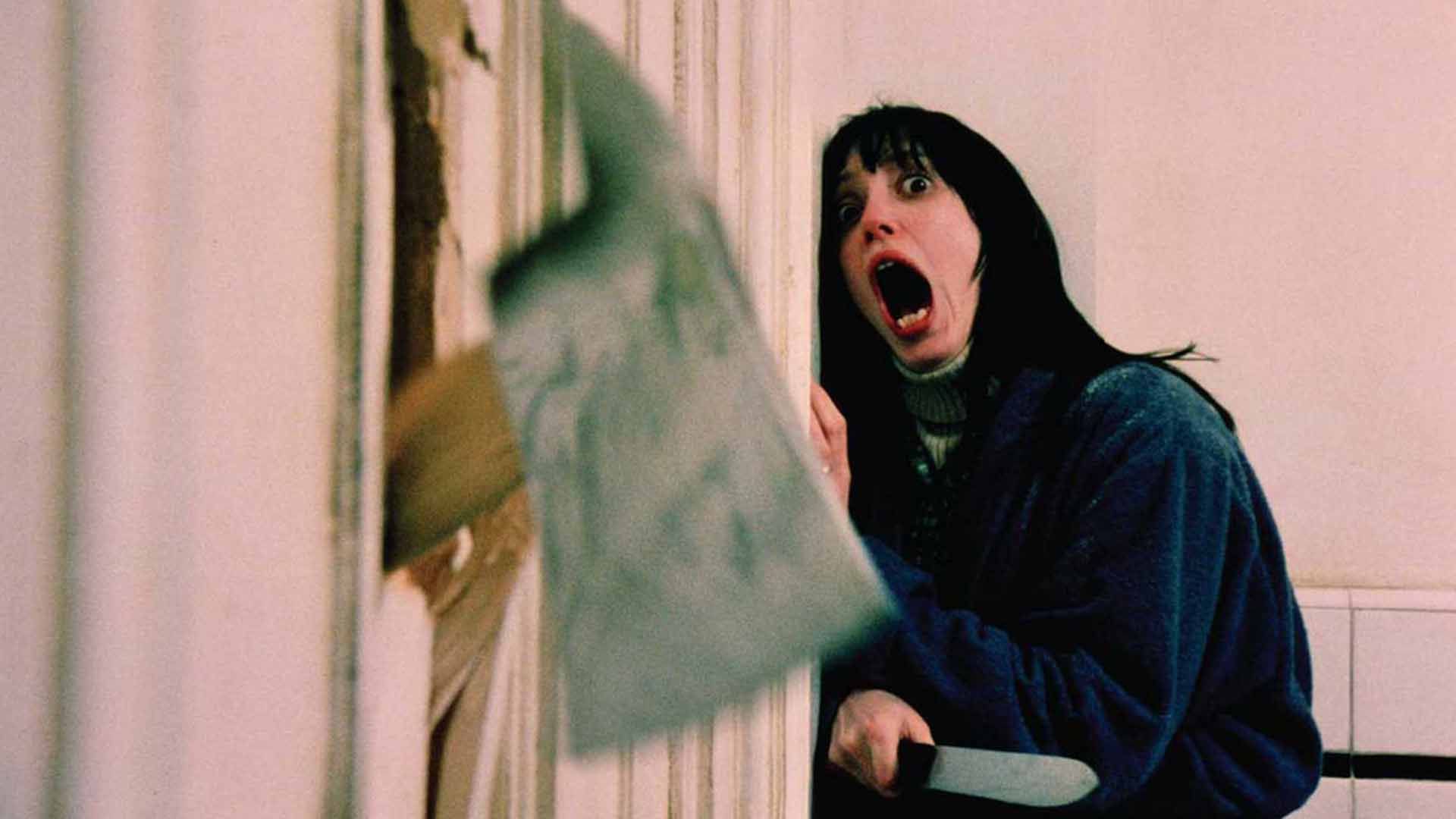 جک نیکلسون با یک تبر به همراه شلی دووال در فیلم The Shining