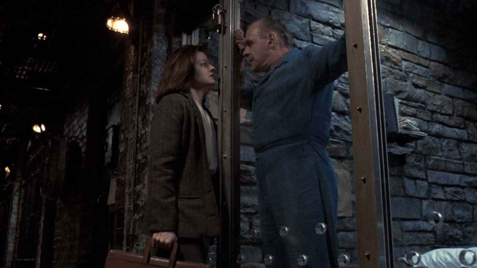 آنتونی هاپکینز به همراه جودی فاستر در حال صحبت کردن در فیلم The Silence of the Lambs