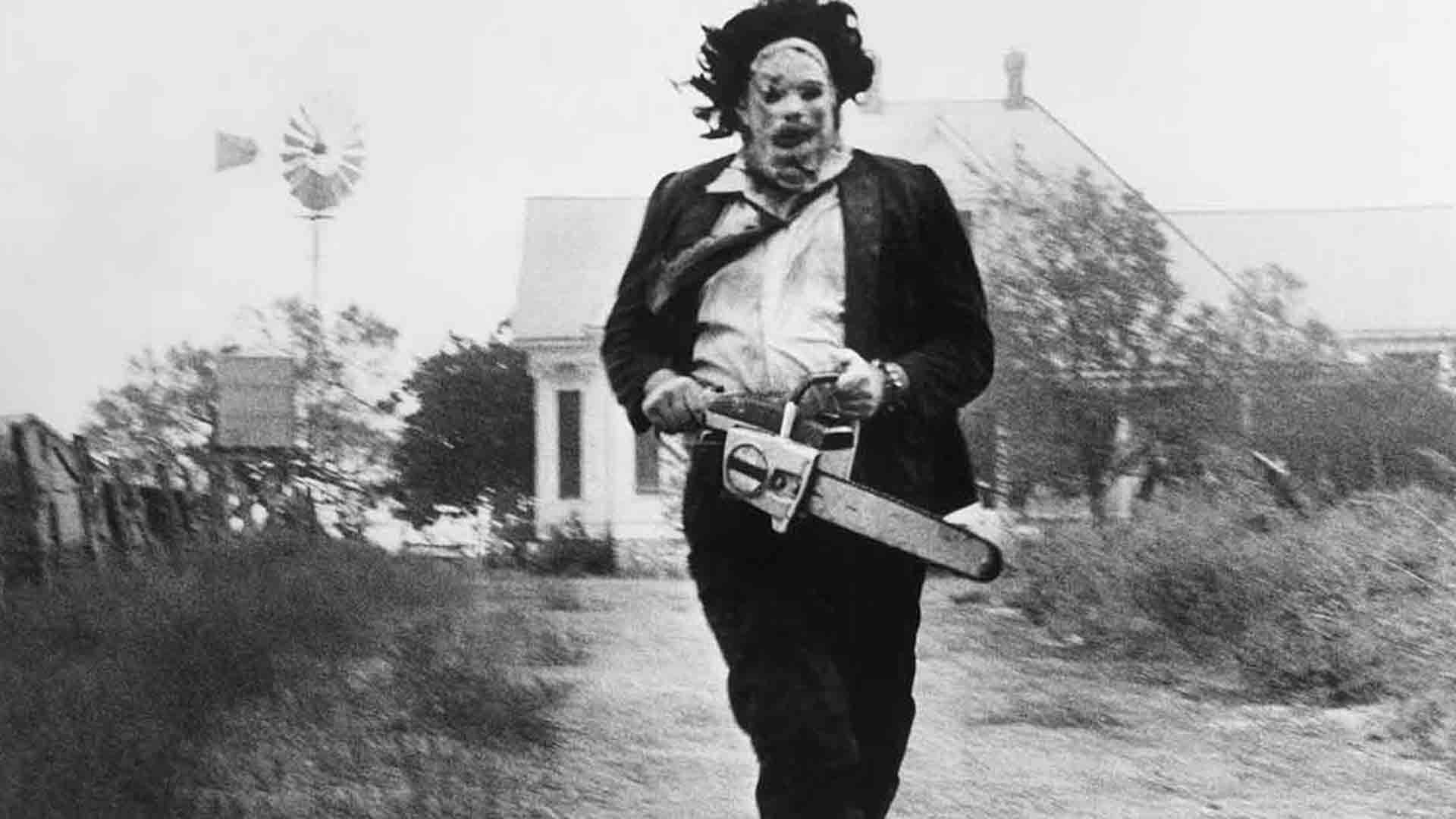 شخصیت اصلی فیلم The Texas Chainsaw Massacre در حال دویدن به همراه اره برقی