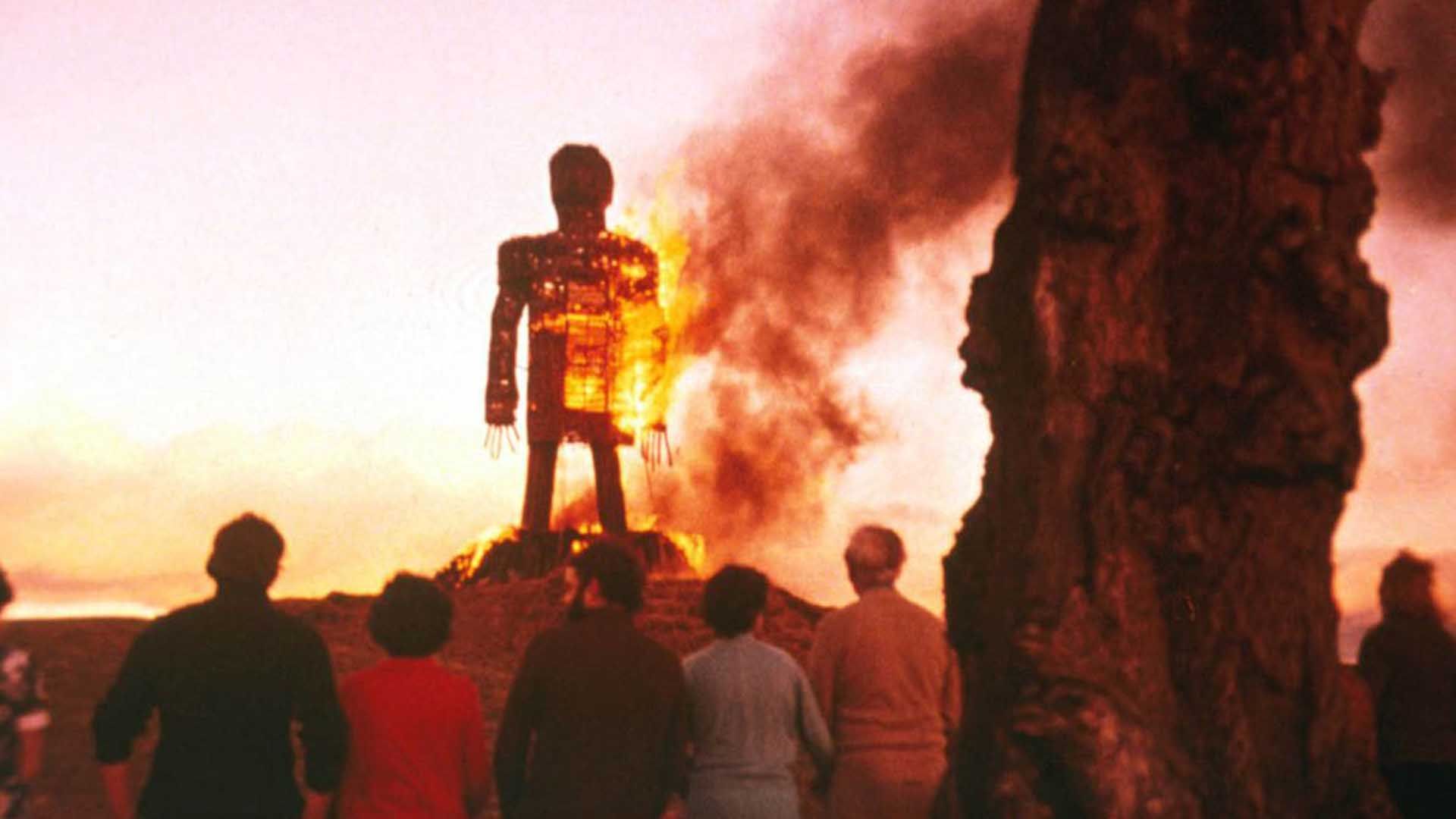 مرد حصیری در حال سوختن مقابل مردم در فیلم The Wicker Man