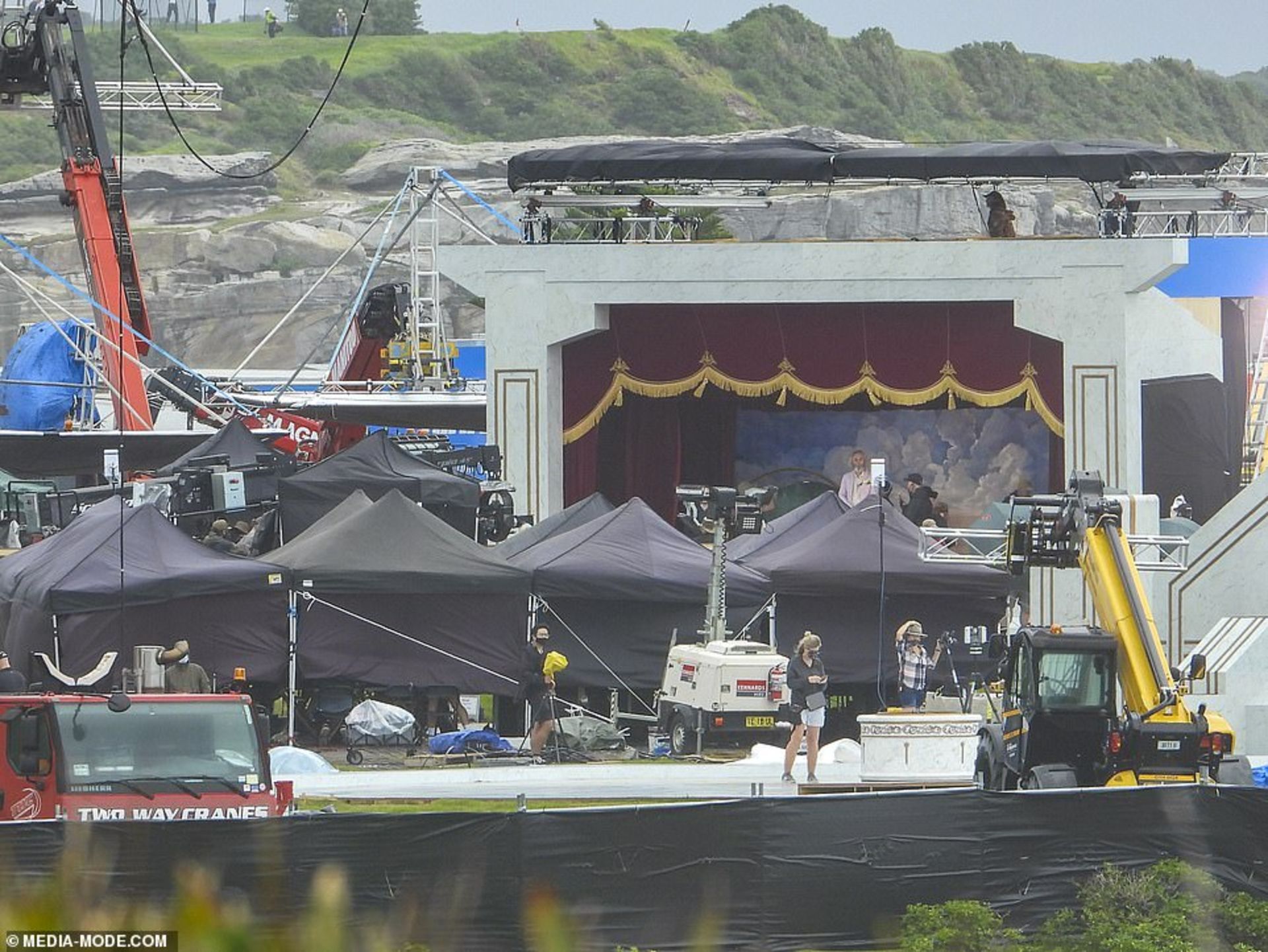 2021-3-thor-love-and-thunder-melissa-mccarthy-spotted-on-set-in-hela-costume-19