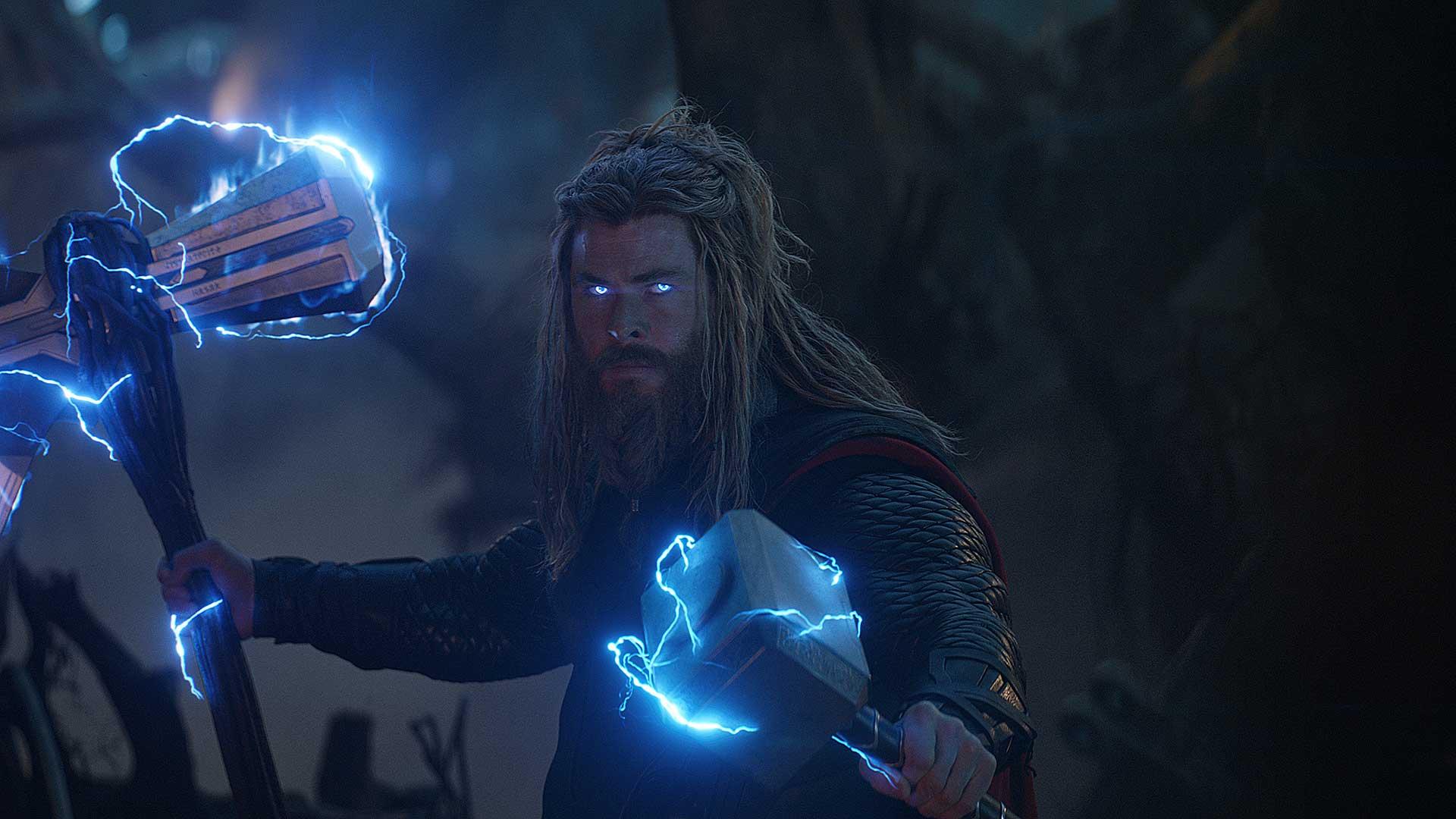 فیلم Avengers: Endgame و تور، خدای رعد دنیای سینمایی مارول در حال نگه داشتن چکش و تبر