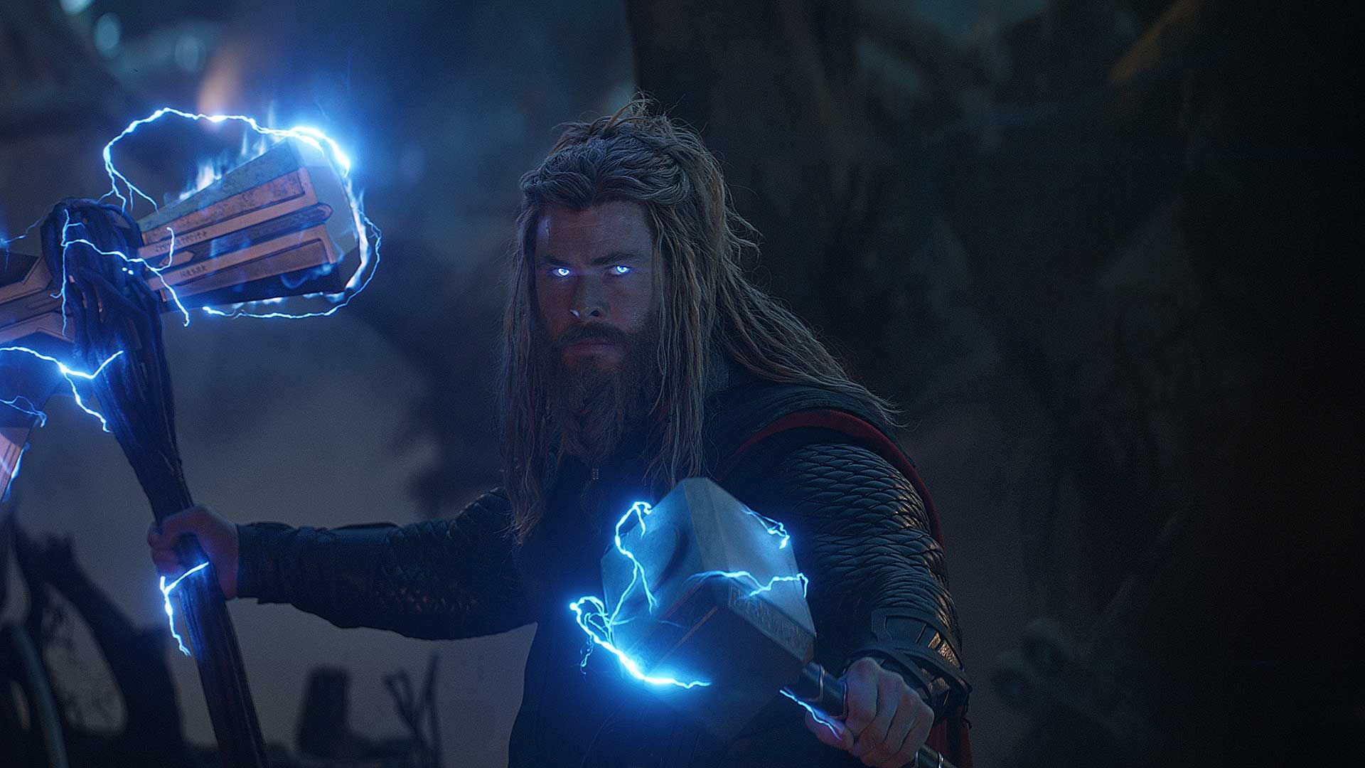 فیلم Avengers: Endgame و تور، خدای رعد دنیای سینمایی مارول در حال نگه داشتن چکش و تبر