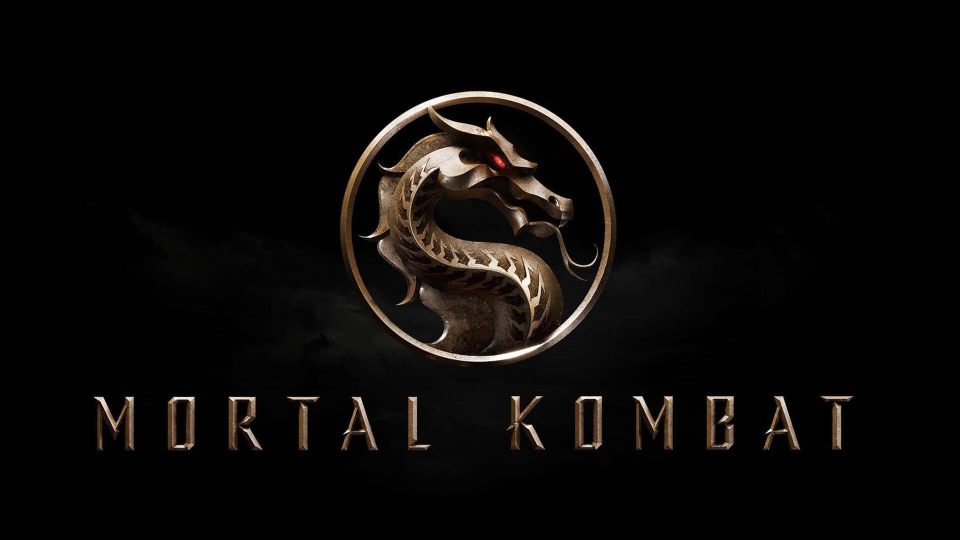 لوگوی اصلی بازی Mortal Kombat در پوستر فیلم روی پس‌زمینه مشکی