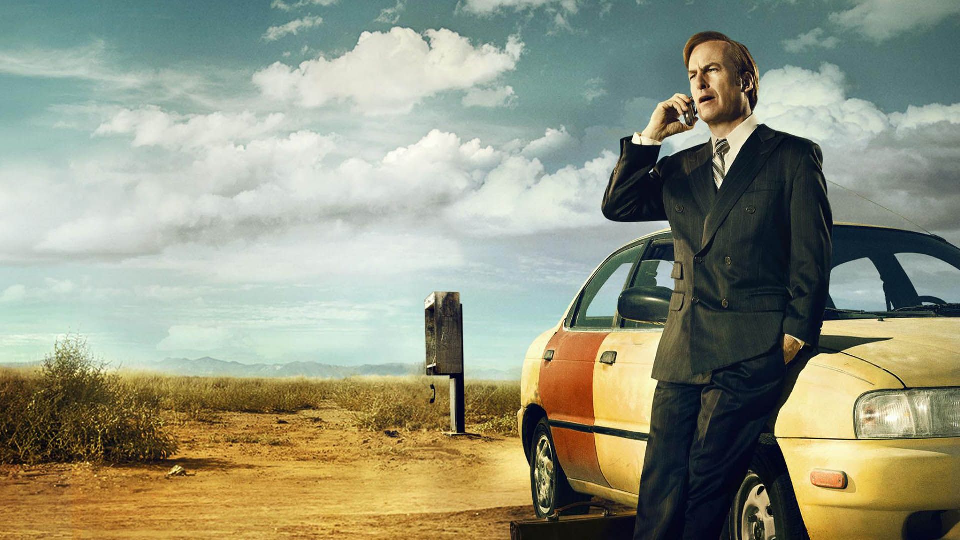 شخصیت سال گودمن در کنار ماشین قدیمی و زرد رنگ خود در سریال better call saul