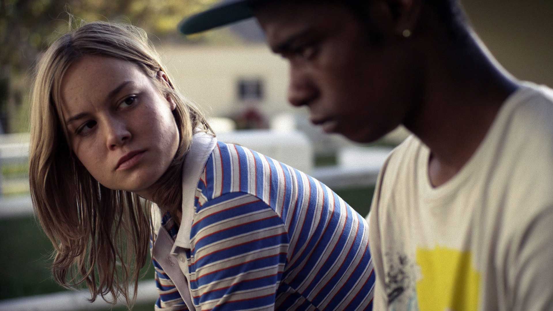 بری لارسون با لباس راه راه در حال نگاه به پسر سیاه پوست در فیلم Short Term 12