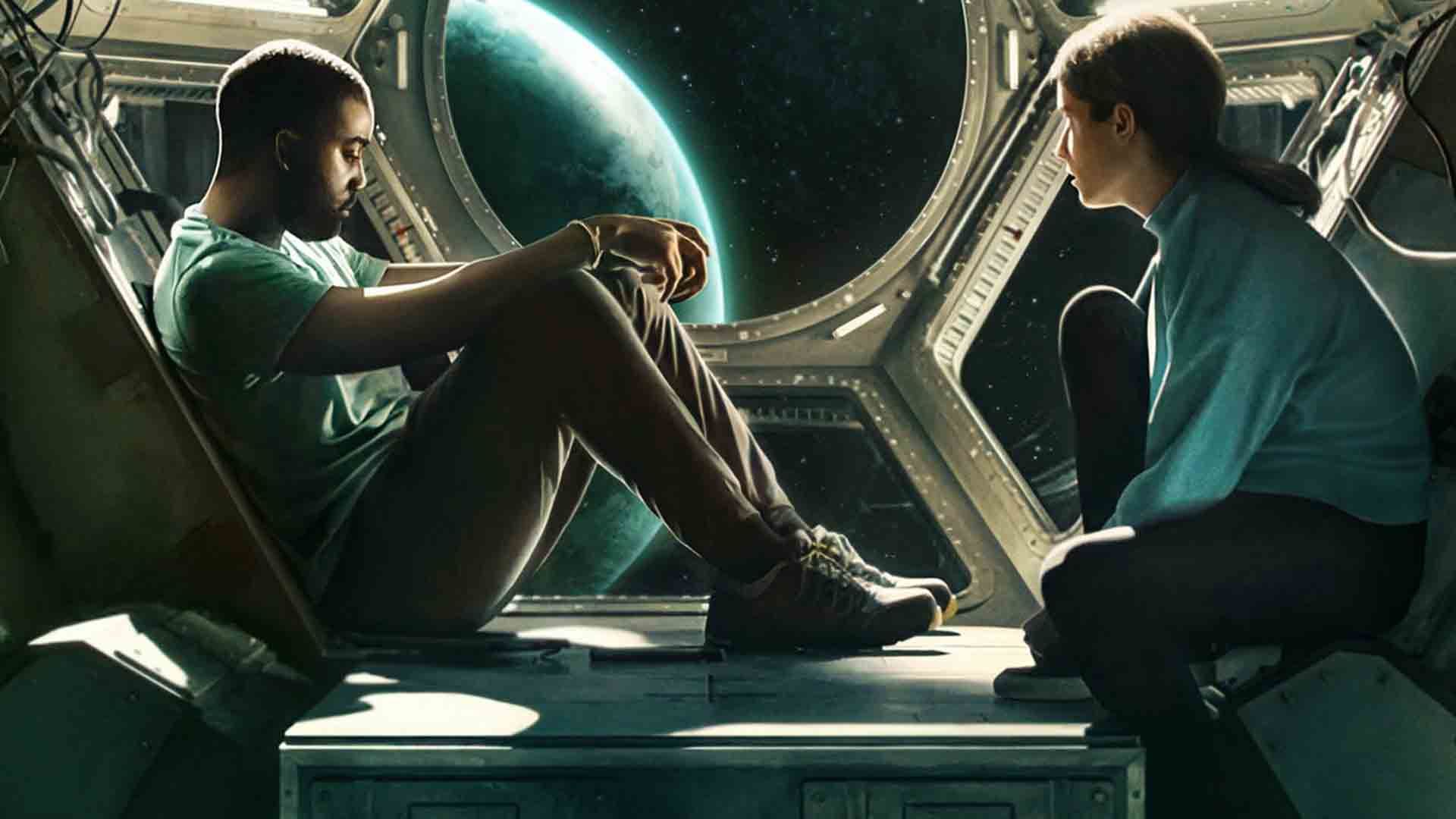 آنا کندریک در کنار شامیر اندرسون در فیلم stowaway