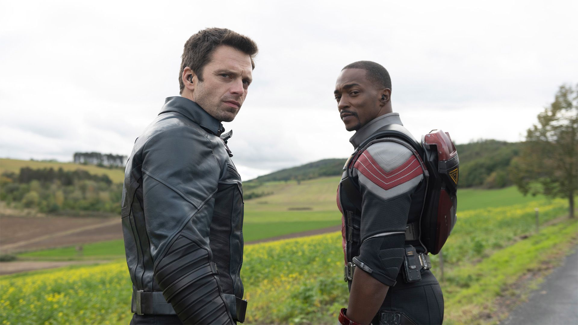 سم ویلسون و باکی بارنز در جاده خارج از شهر مونیخ در قسمت دوم سریال The Falcon and the Winter Soldier