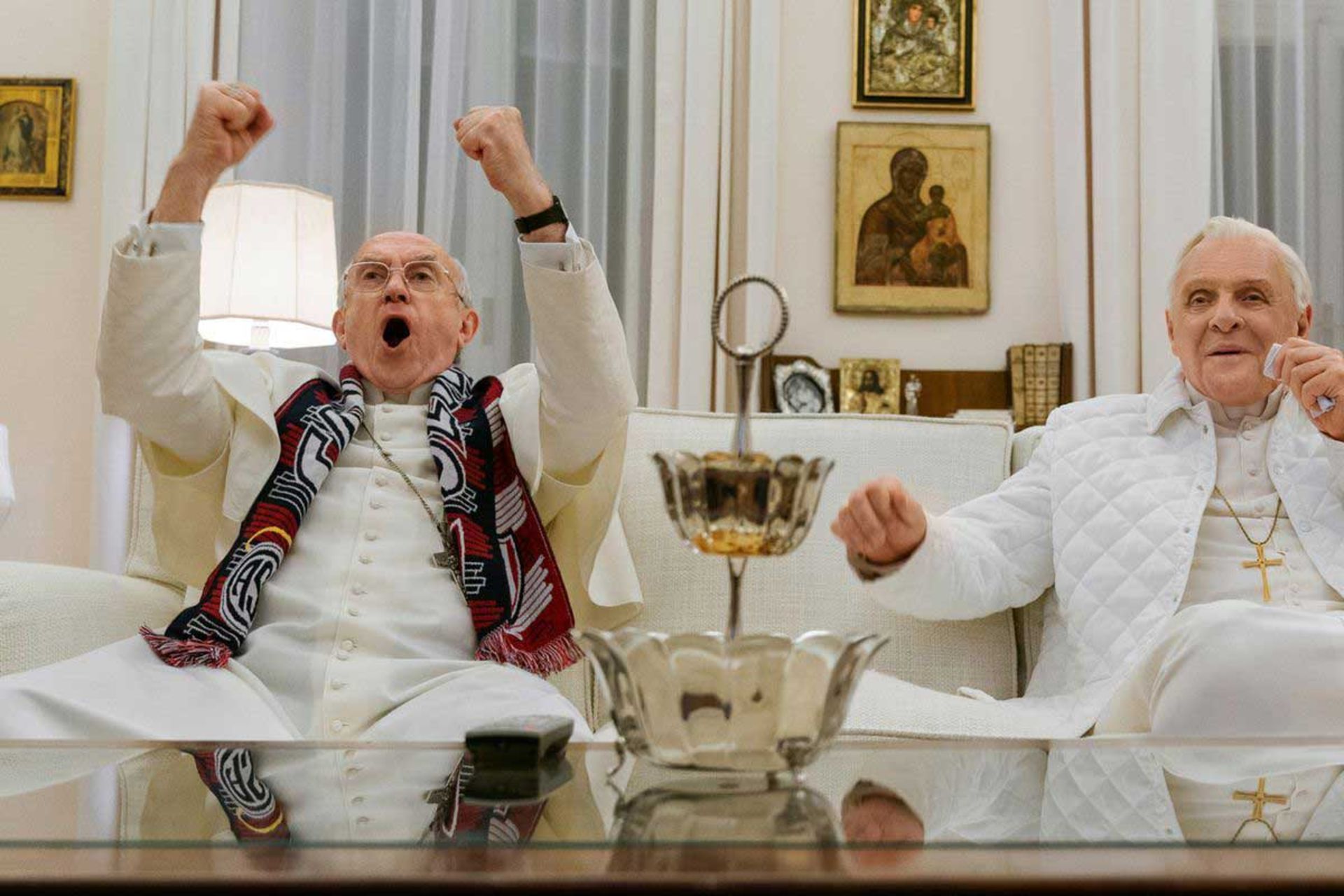 واکنش هیجانی و خوشحالی دو پاپ به نتایج بازی فوتبال در فیلم The Two Popes