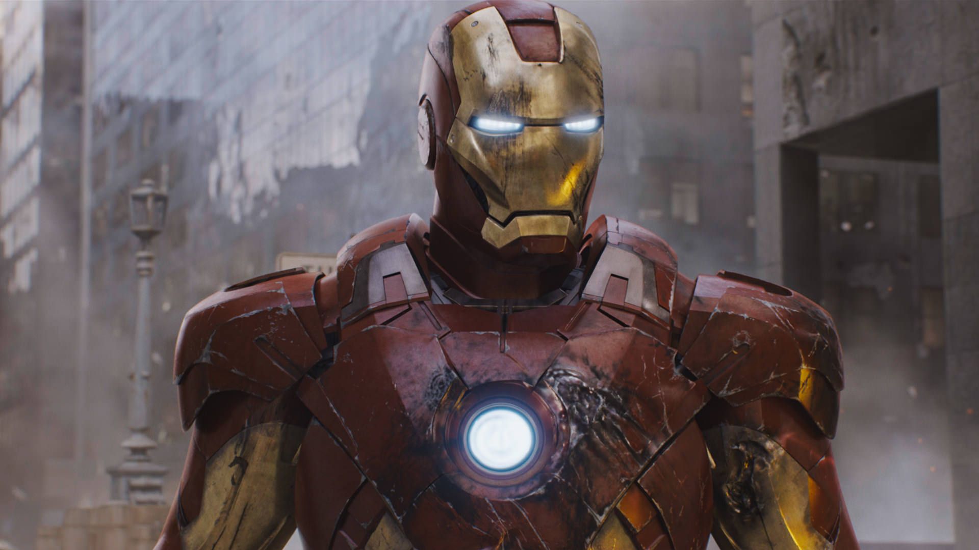 مرد آهنی به میدان نبرد نگاه می‌کند فیلم اونجرز