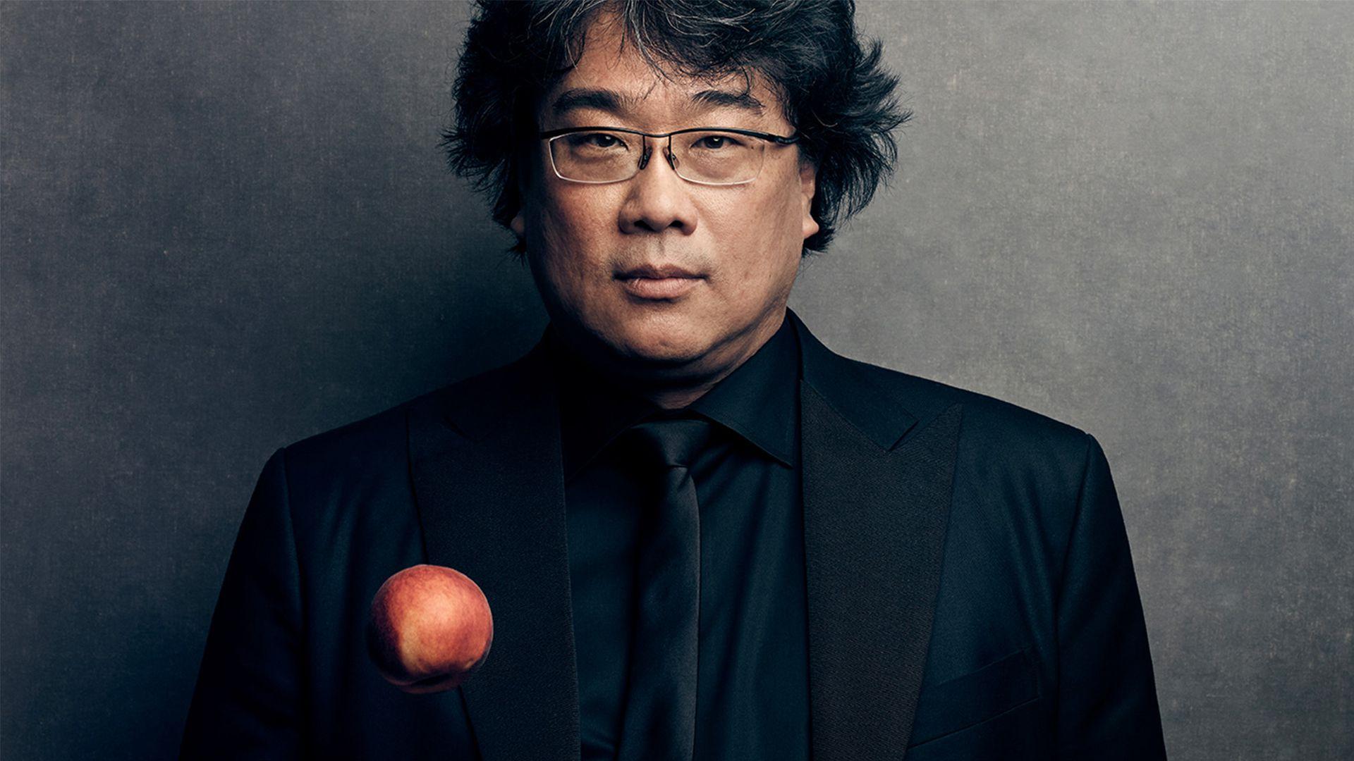 بونگ جون هو در حال بالا انداختن یک هلو