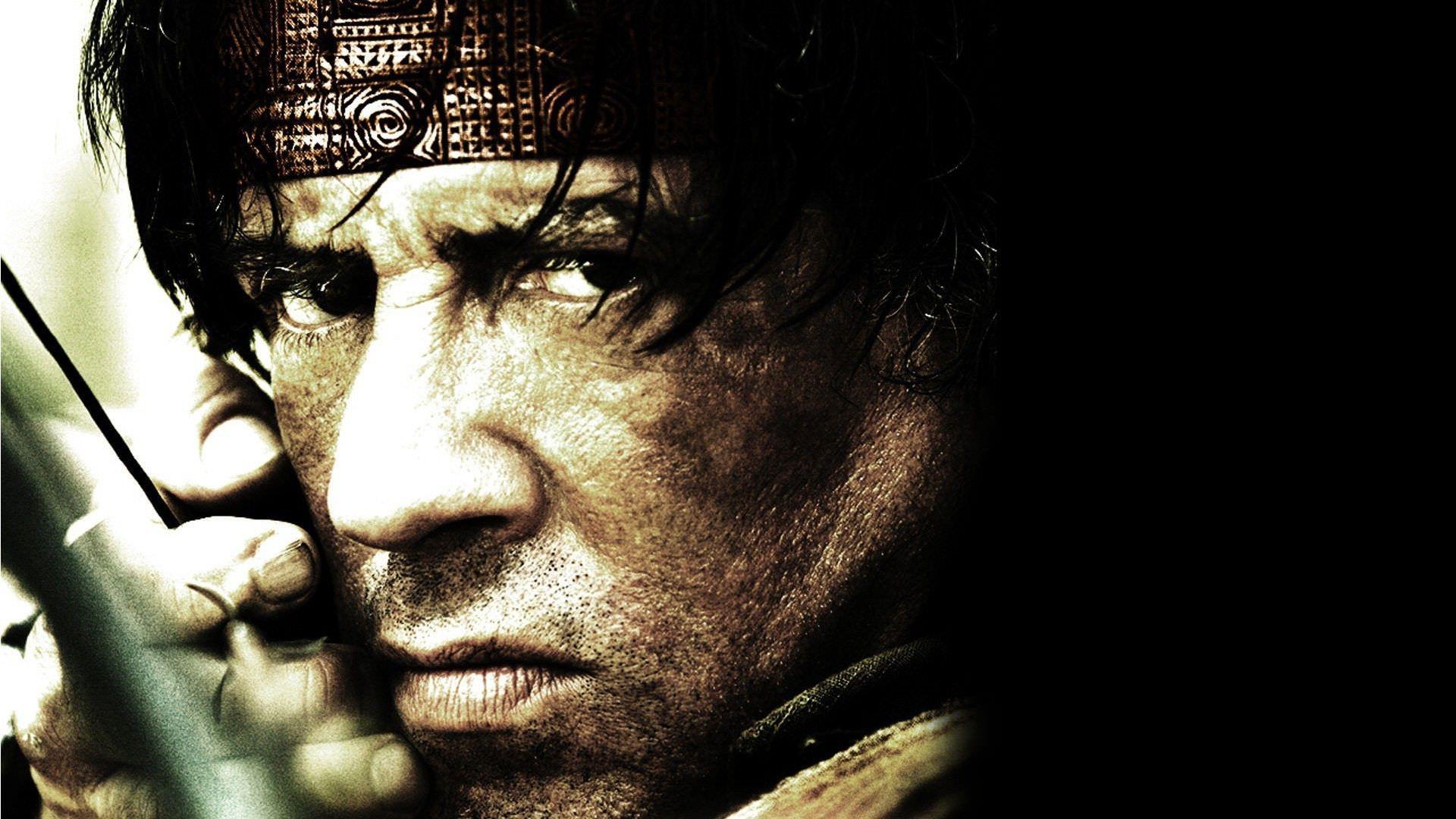 سیلور استالونه در نقش جان ربمو در پوستر فیلم Rambo 2