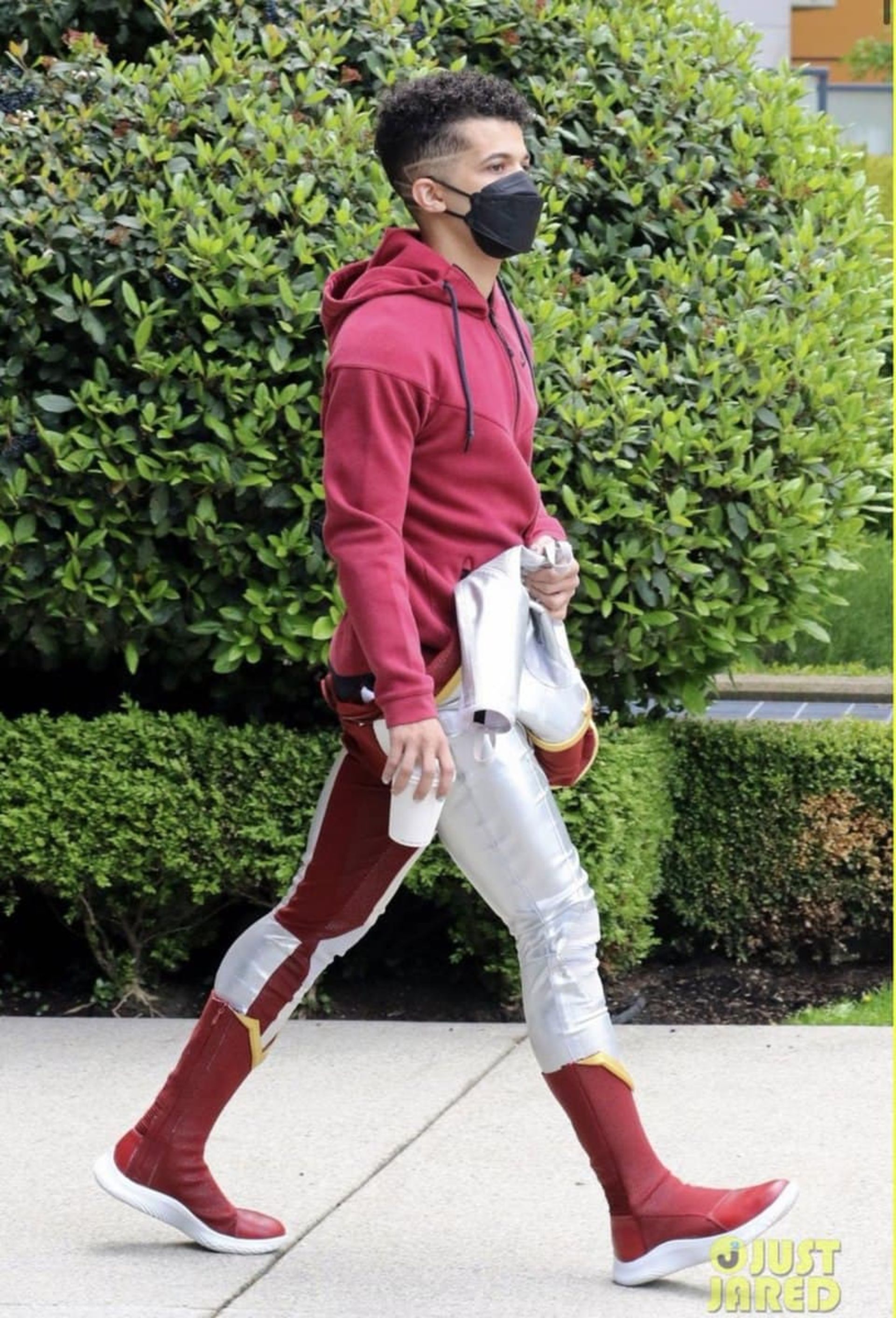 2021-5-jordan-fisher-on-the-set-of-the-150th-episode-the-flash-01