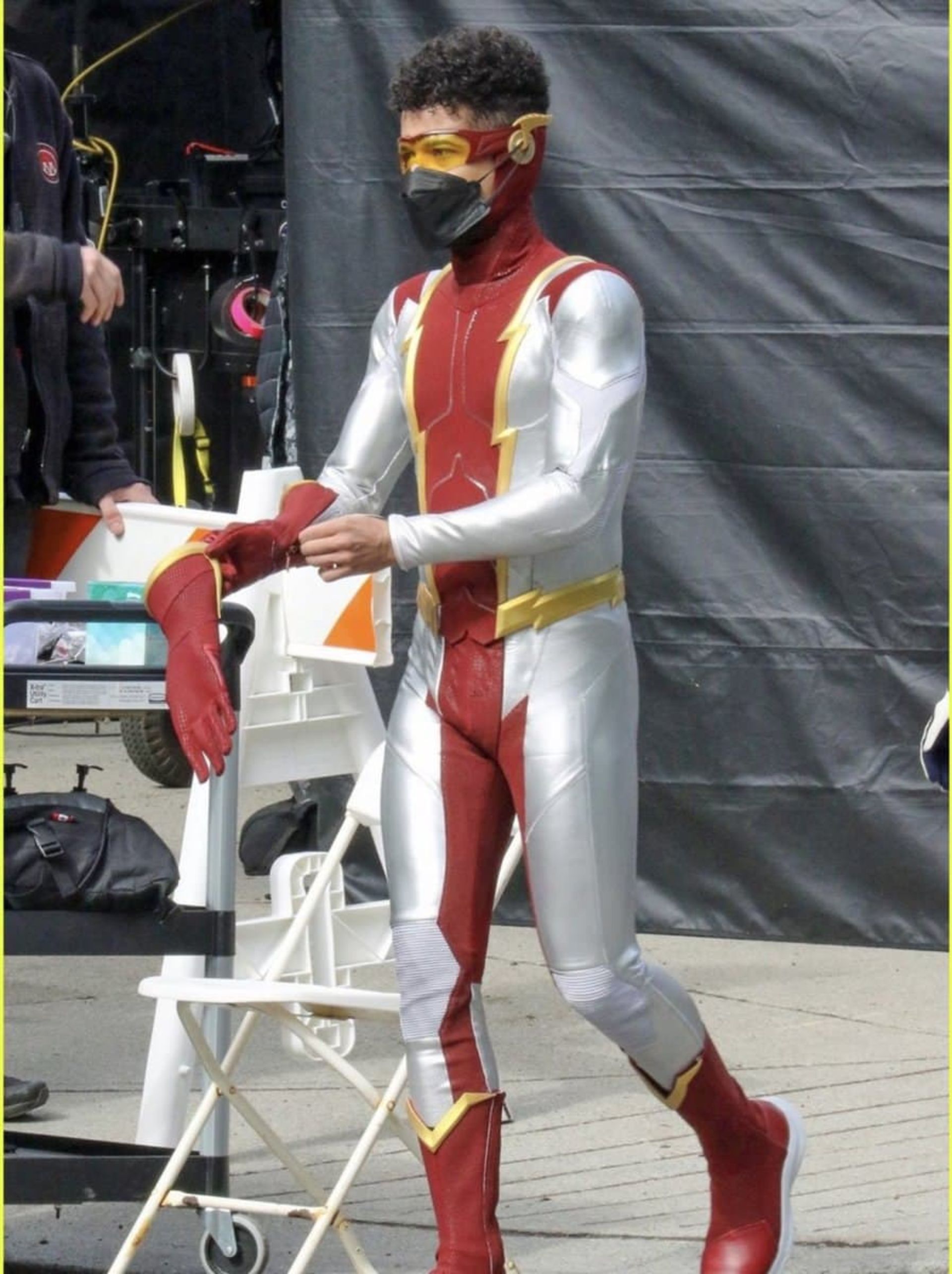 2021-5-jordan-fisher-on-the-set-of-the-150th-episode-the-flash-02