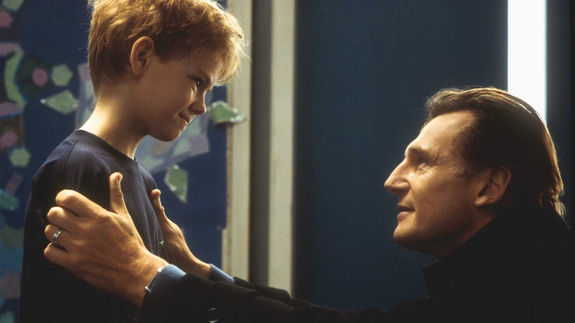 لیام نیسون در حال صحبت با بازیگر سریال گامبی وزیر در فیلم Love Actually