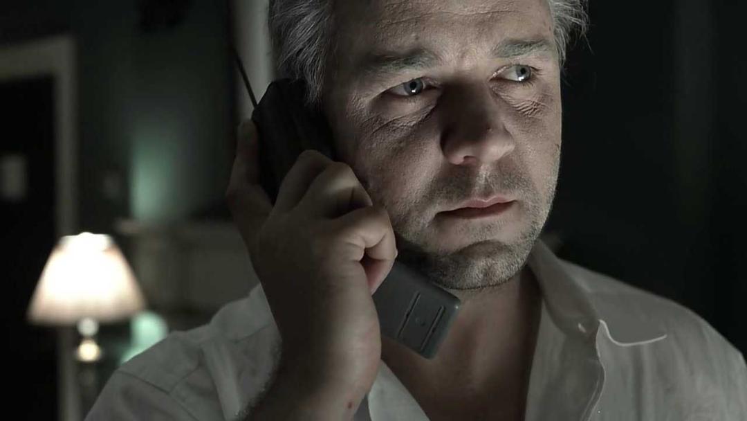 صورت رنگ پریده راسل کرو مشغول صحبت با تلفن در فیلم The Insider مایکل مان