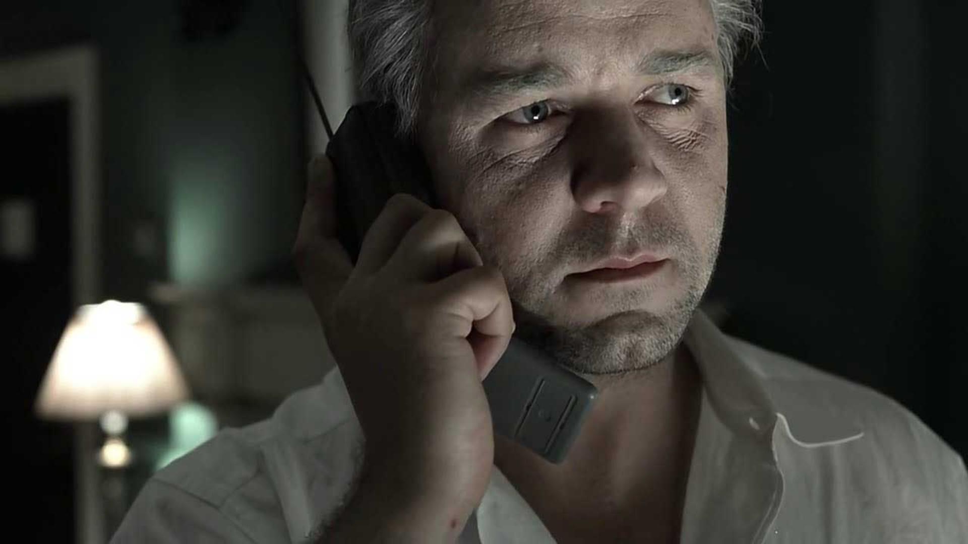 صورت رنگ پریده راسل کرو مشغول صحبت با تلفن در فیلم The Insider مایکل مان