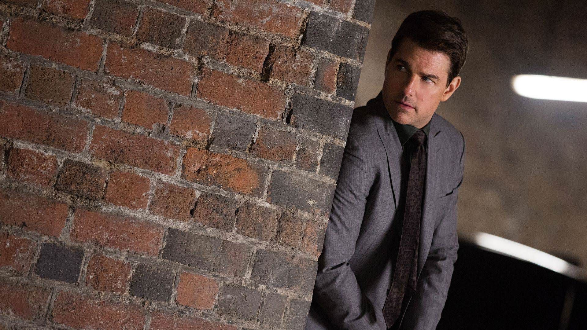 تام کروز در نقش ایتن هانت پنهان شده در پشت دیوار در فیلم Mission Impossible: Fallout