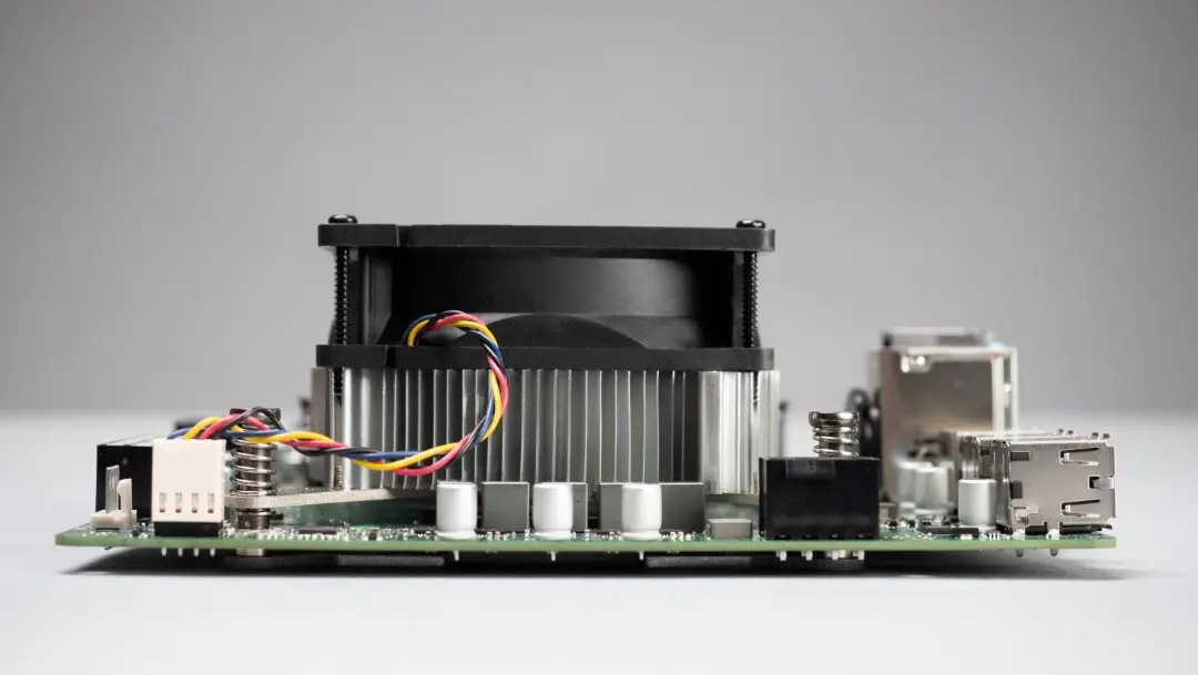 2021-6-amd-4700s-desktop-pc-kit-xbox-series-x-apu-6-1480x834