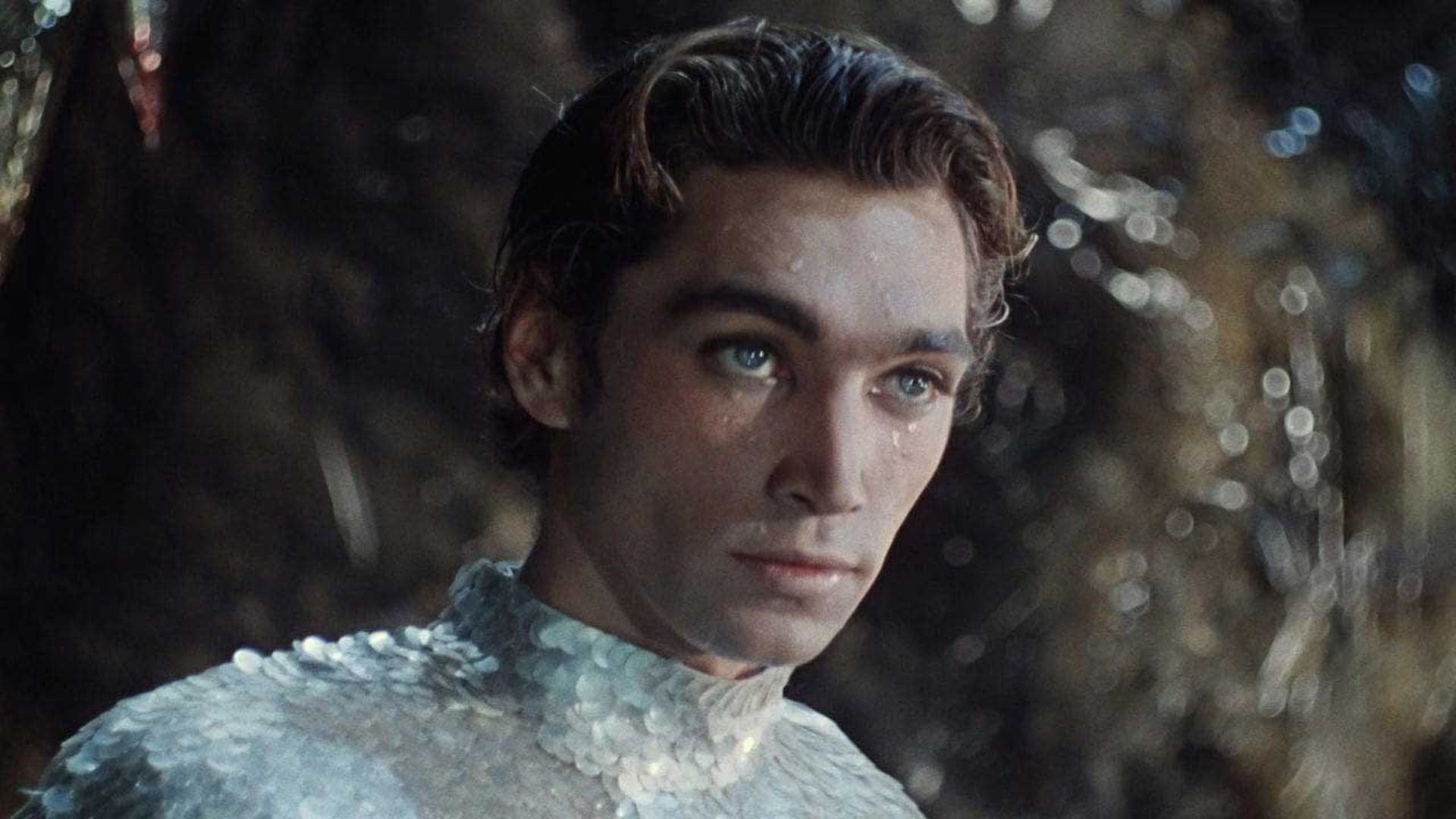 نگاه نافذ بازیگر مرد در فیلم Amphibian Man از سینمای شوروی