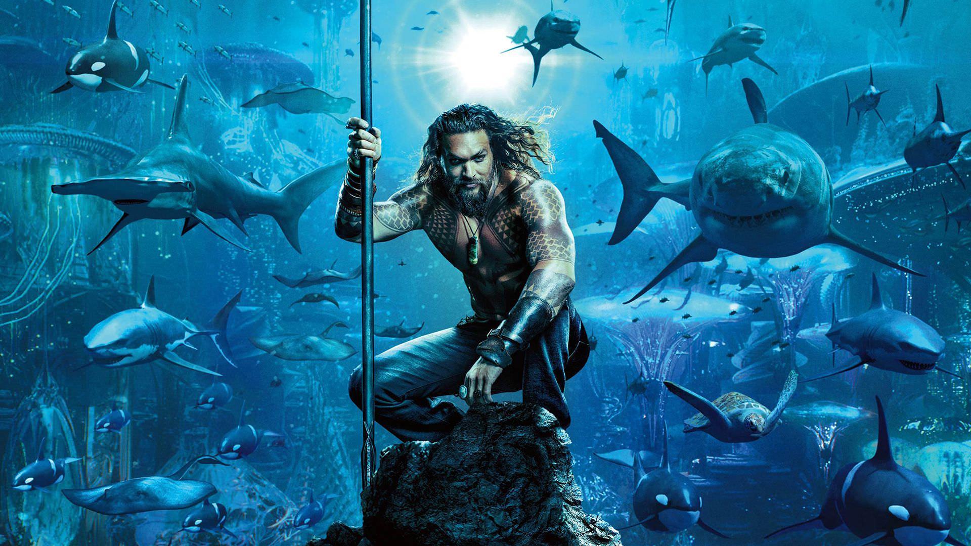 جیسون موموآ در نقش آکوامن در زیر دریا در پوستر فیلم Aquaman