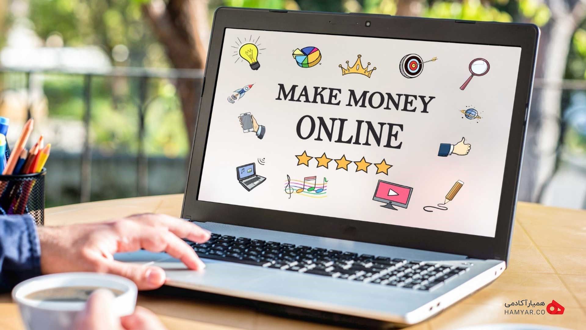 کار با لپ تاپ در پارک برای درآمد آنلاین