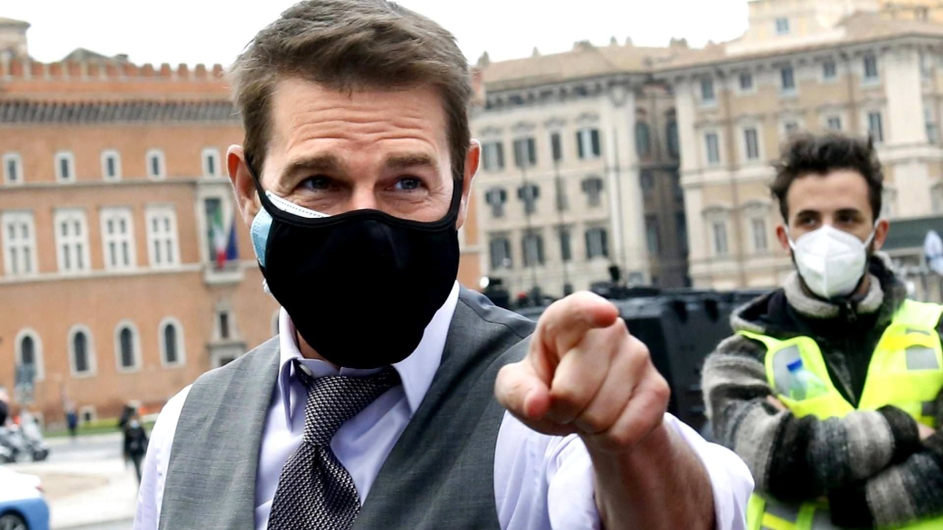 تام کروز با ماسک در صورت در پشت صحنه فیلمبرداری و تولید فیلم Mission Impossible 7